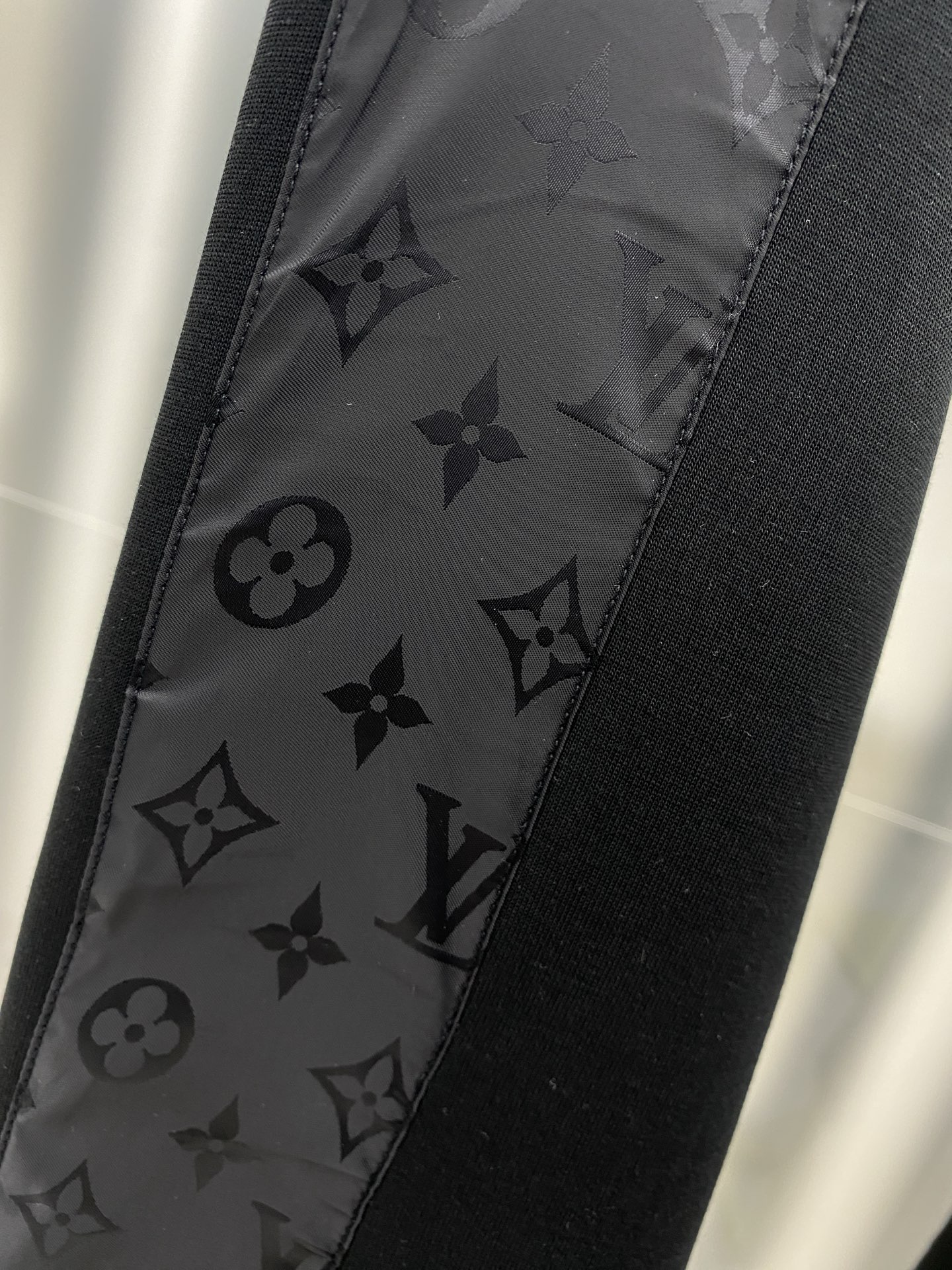 LV 2025早秋新款休闲套装！专柜同步。细节精致高级，品牌logo压胶高级感满满。定织面料更显年轻活力