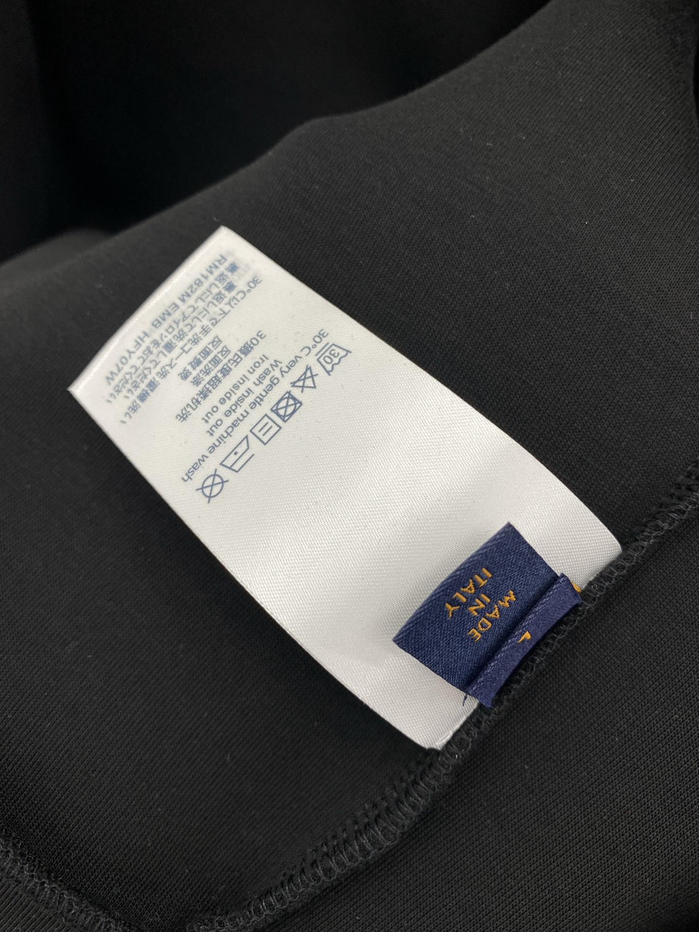 LV 2025早秋新款休闲套装！专柜同步。细节精致高级，品牌logo压胶高级感满满。定织面料更显年轻活力