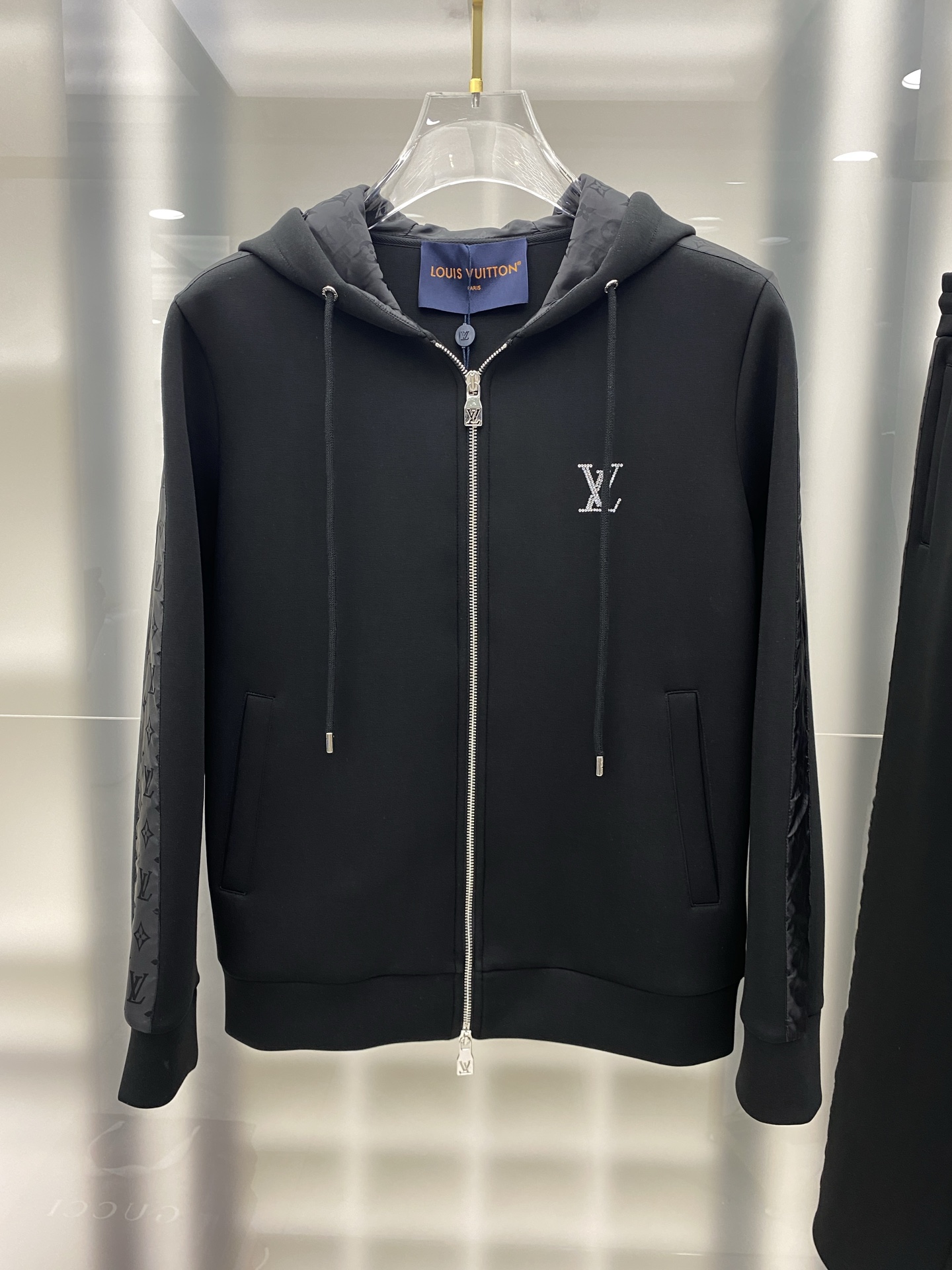 LV 2025早秋新款休闲套装！专柜同步。细节精致高级，品牌logo压胶高级感满满。定织面料更显年轻活力