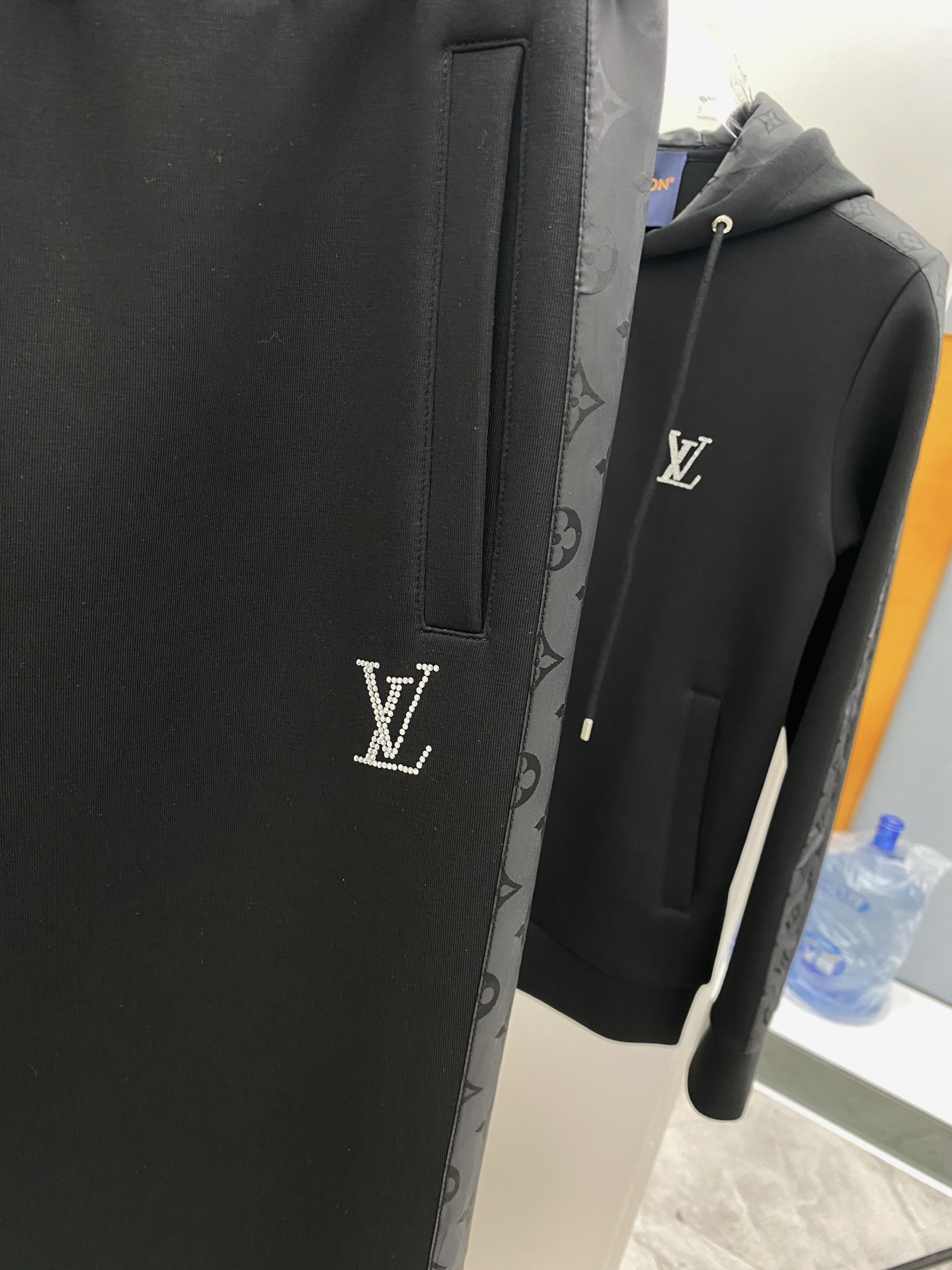 LV 2025早秋新款休闲套装！专柜同步。细节精致高级，品牌logo压胶高级感满满。定织面料更显年轻活力