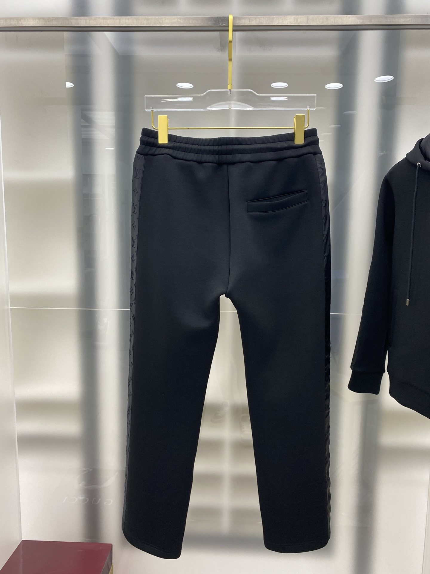 LV 2025早秋新款休闲套装！专柜同步。细节精致高级，品牌logo压胶高级感满满。定织面料更显年轻活力