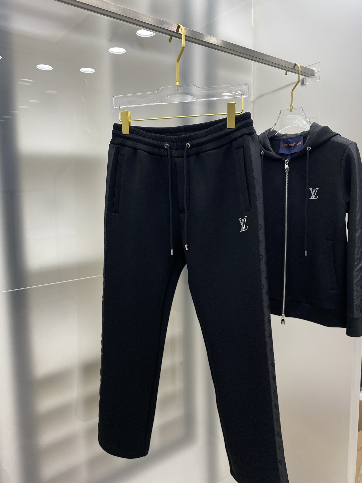 LV 2025早秋新款休闲套装！专柜同步。细节精致高级，品牌logo压胶高级感满满。定织面料更显年轻活力