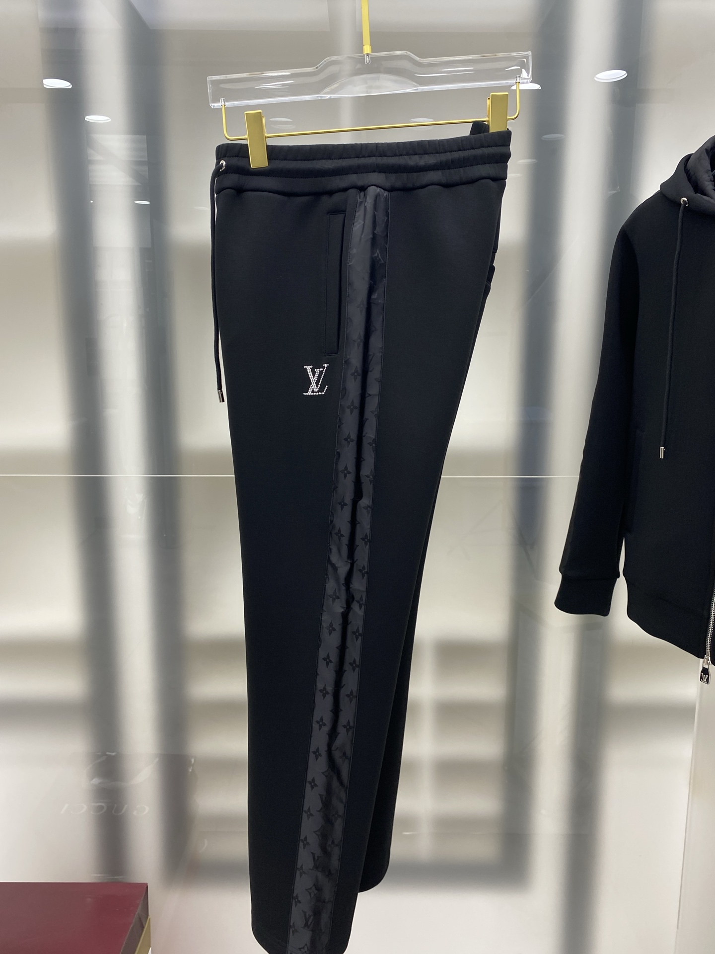 LV 2025早秋新款休闲套装！专柜同步。细节精致高级，品牌logo压胶高级感满满。定织面料更显年轻活力