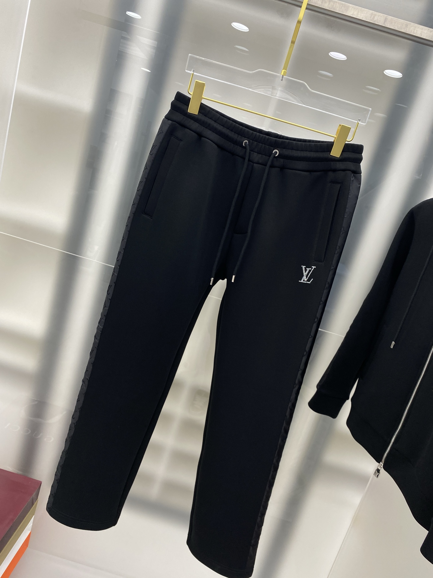 LV 2025早秋新款休闲套装！专柜同步。细节精致高级，品牌logo压胶高级感满满。定织面料更显年轻活力