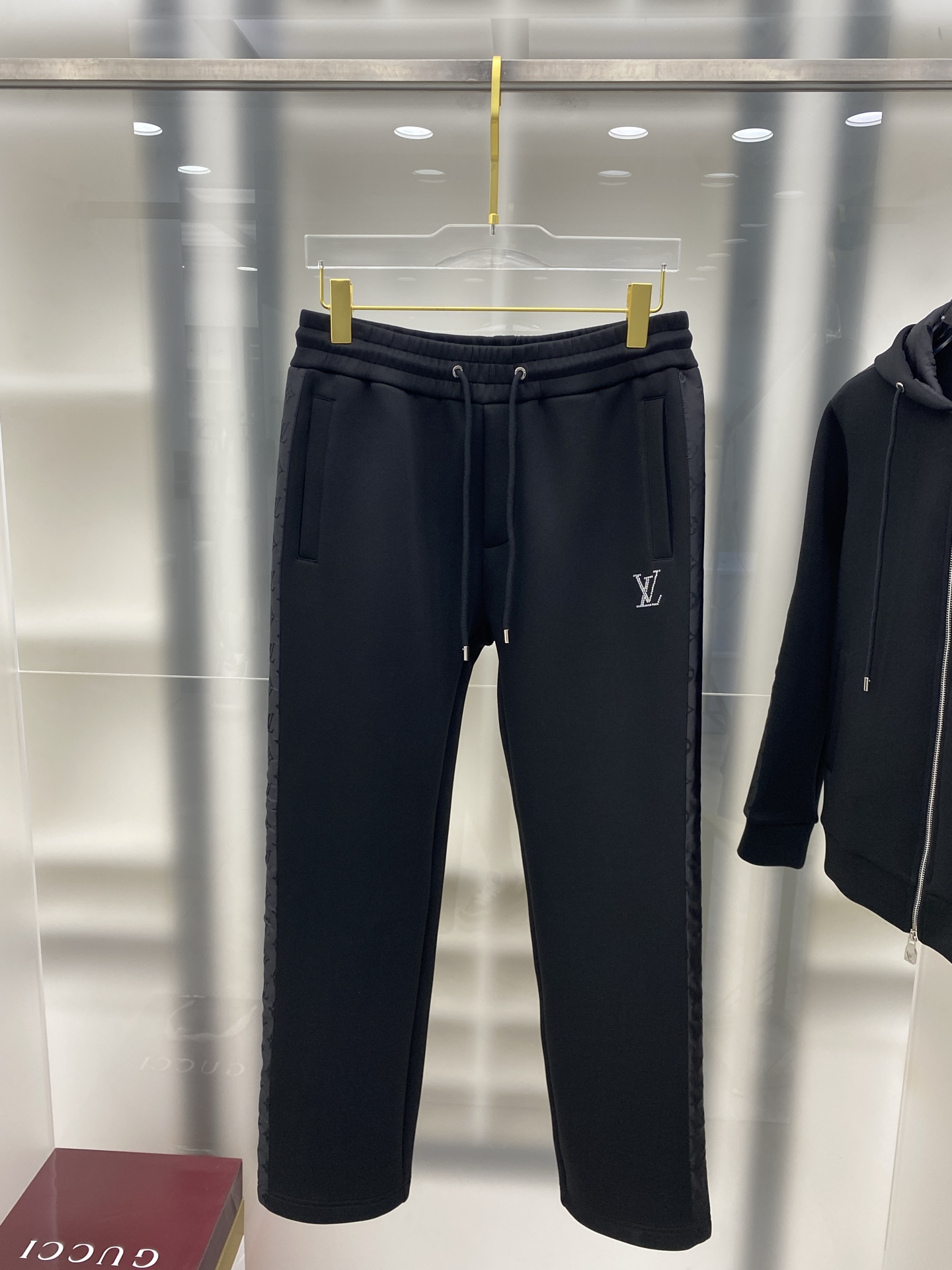 LV 2025早秋新款休闲套装！专柜同步。细节精致高级，品牌logo压胶高级感满满。定织面料更显年轻活力