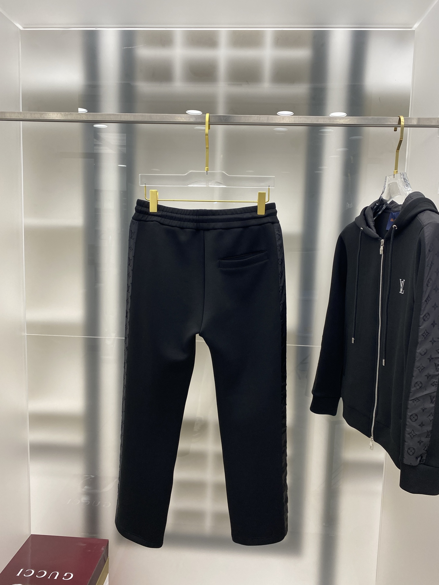 LV 2025早秋新款休闲套装！专柜同步。细节精致高级，品牌logo压胶高级感满满。定织面料更显年轻活力