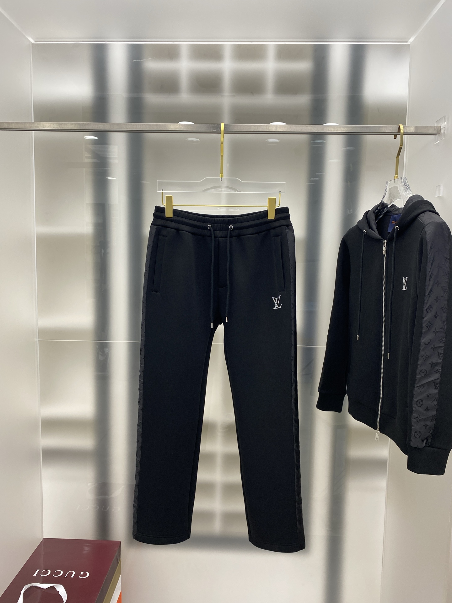 LV 2025早秋新款休闲套装！专柜同步。细节精致高级，品牌logo压胶高级感满满。定织面料更显年轻活力