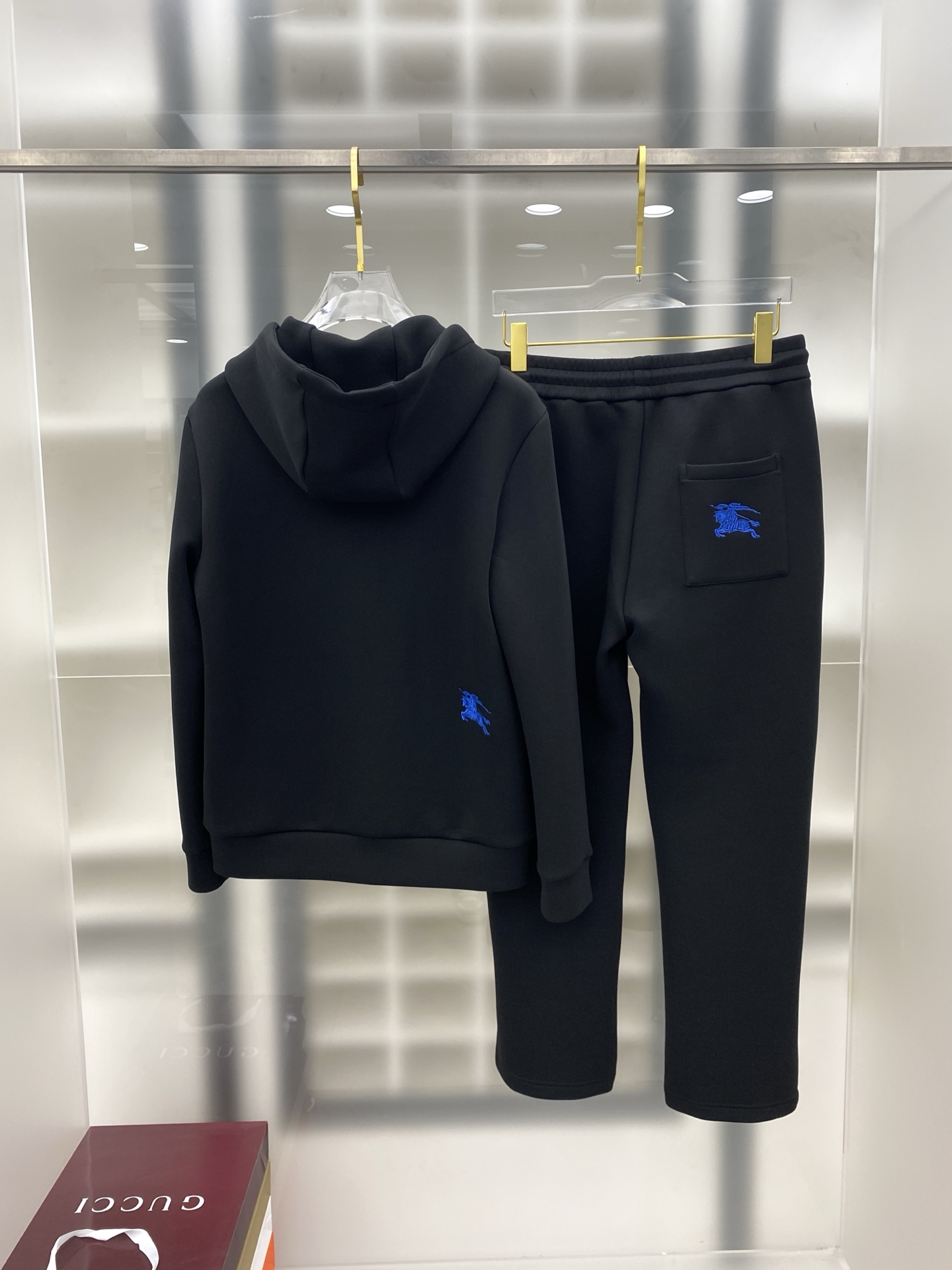 巴宝莉 2025早秋新款休闲套装！专柜同步。细节精致高级，品牌logo压胶高级感满满。定织面料更显年轻活