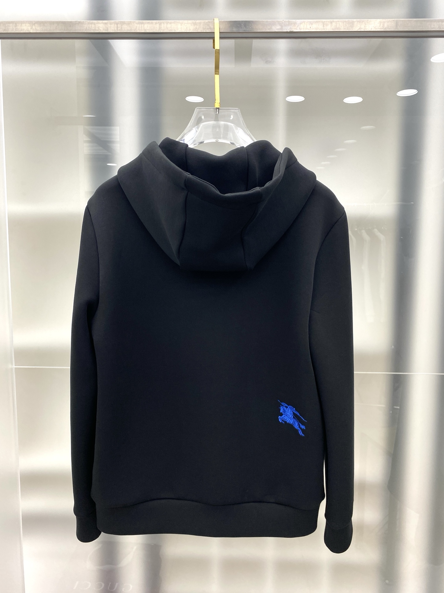 巴宝莉 2025早秋新款休闲套装！专柜同步。细节精致高级，品牌logo压胶高级感满满。定织面料更显年轻活