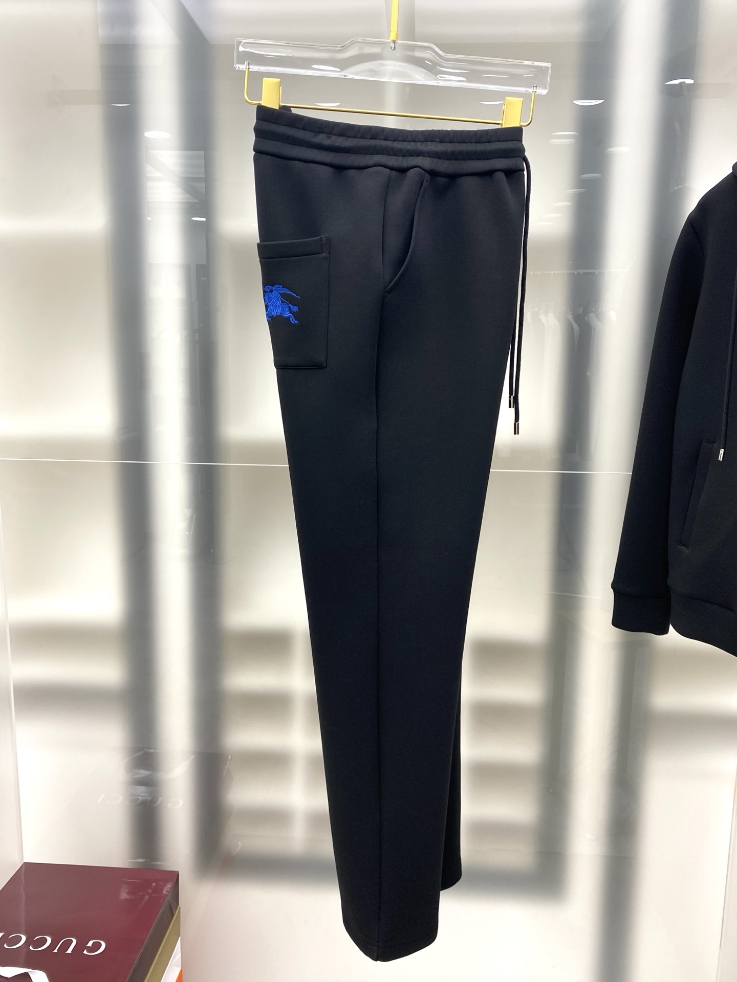 巴宝莉 2025早秋新款休闲套装！专柜同步。细节精致高级，品牌logo压胶高级感满满。定织面料更显年轻活