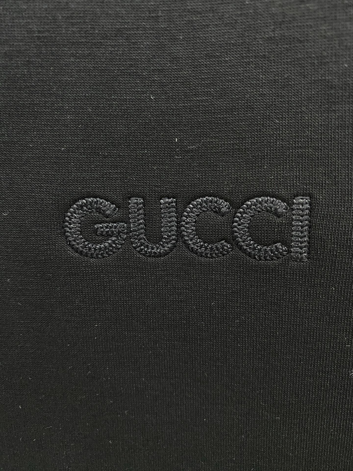 古驰 2025早秋新款休闲套装！专柜同步。细节精致高级，品牌logo压胶高级感满满。定织面料更显年轻活力