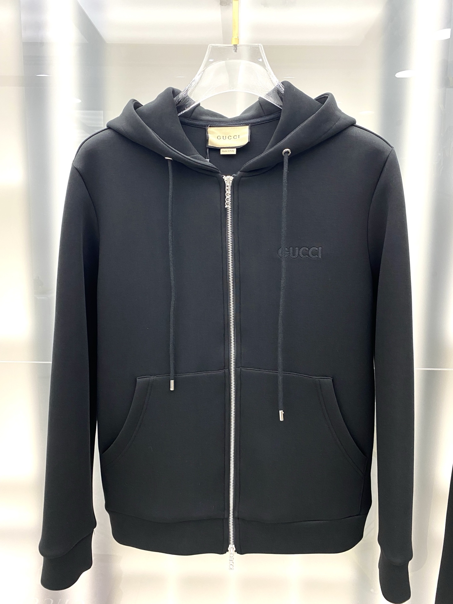 古驰 2025早秋新款休闲套装！专柜同步。细节精致高级，品牌logo压胶高级感满满。定织面料更显年轻活力