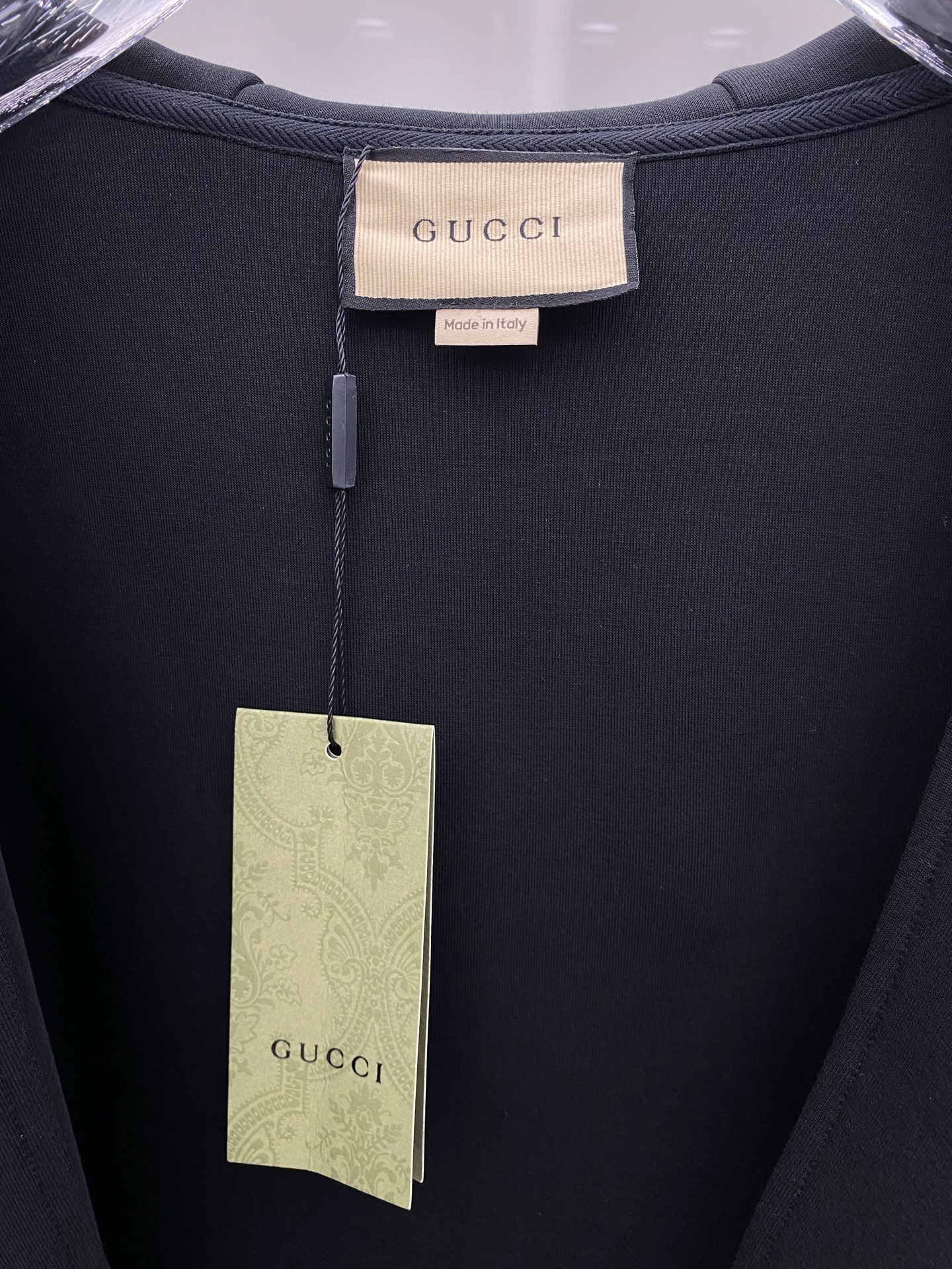 古驰 2025早秋新款休闲套装！专柜同步。细节精致高级，品牌logo压胶高级感满满。定织面料更显年轻活力