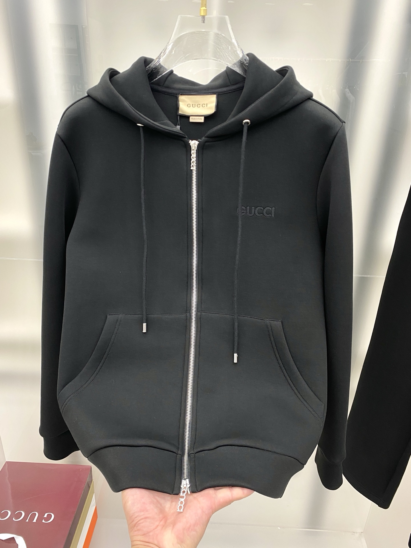 古驰 2025早秋新款休闲套装！专柜同步。细节精致高级，品牌logo压胶高级感满满。定织面料更显年轻活力