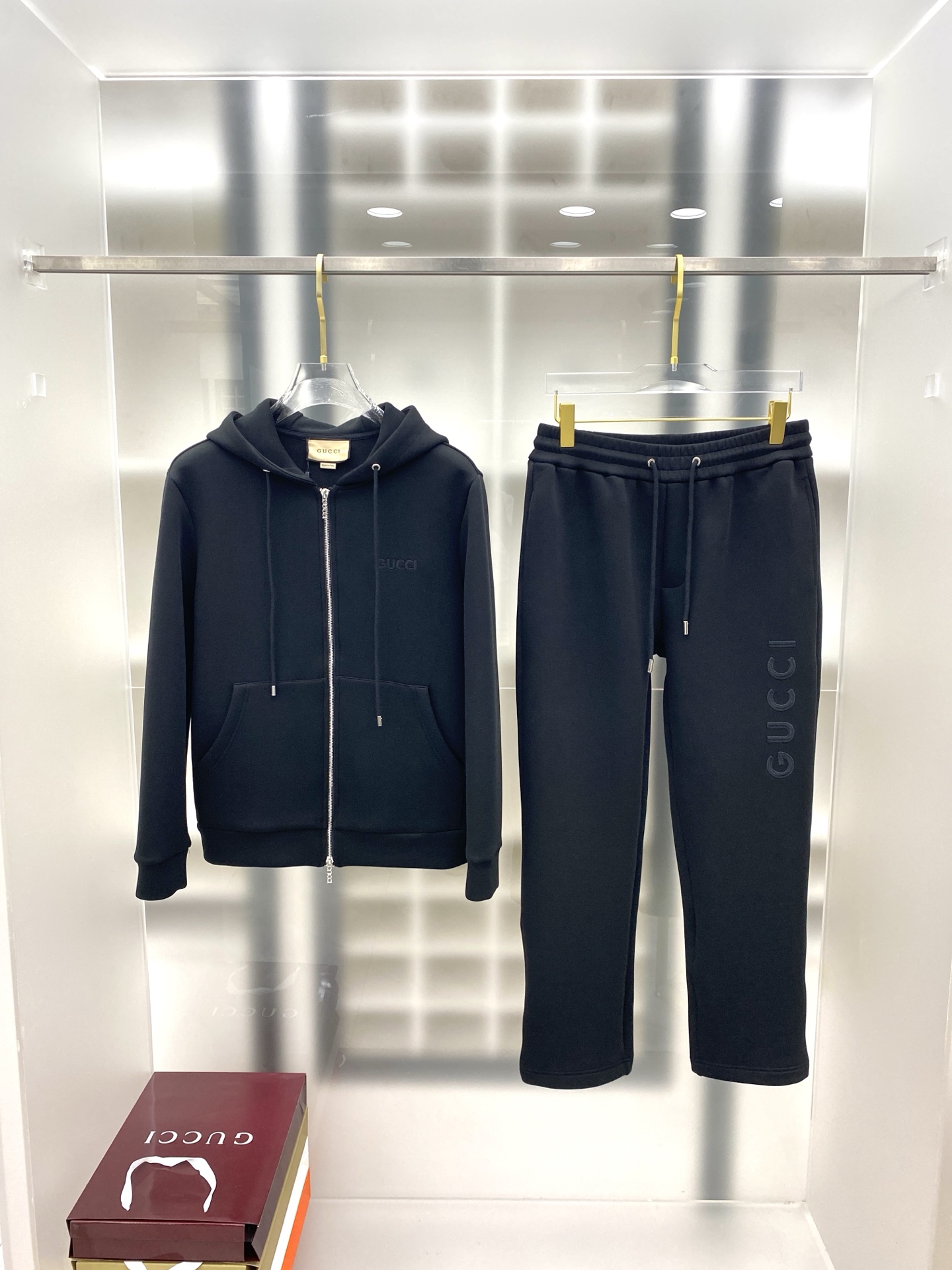 古驰 2025早秋新款休闲套装！专柜同步。细节精致高级，品牌logo压胶高级感满满。定织面料更显年轻活力