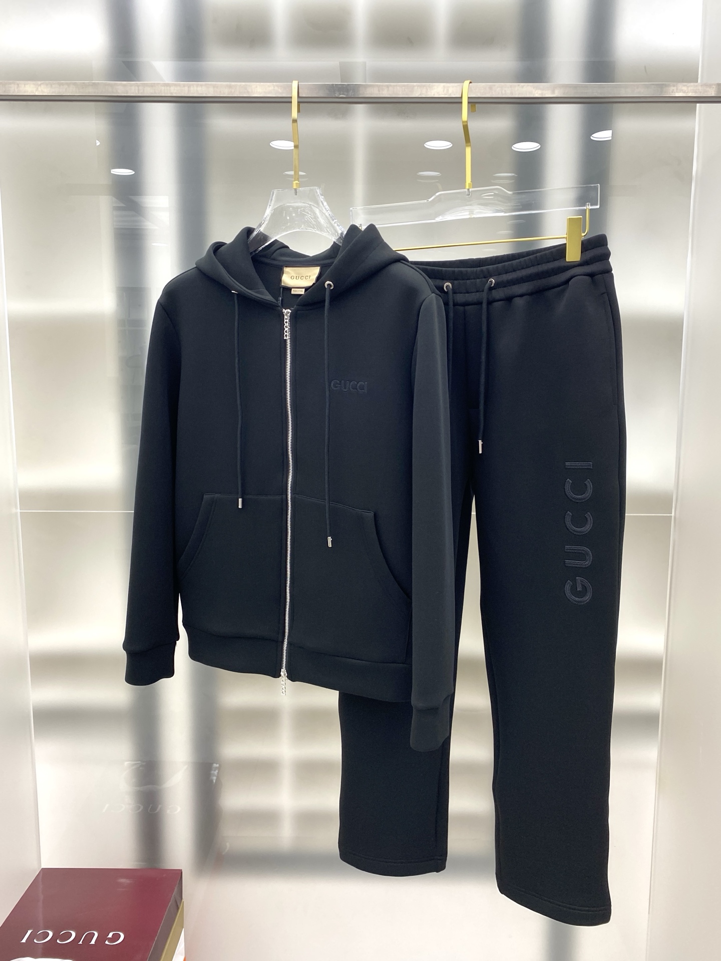 古驰 2025早秋新款休闲套装！专柜同步。细节精致高级，品牌logo压胶高级感满满。定织面料更显年轻活力