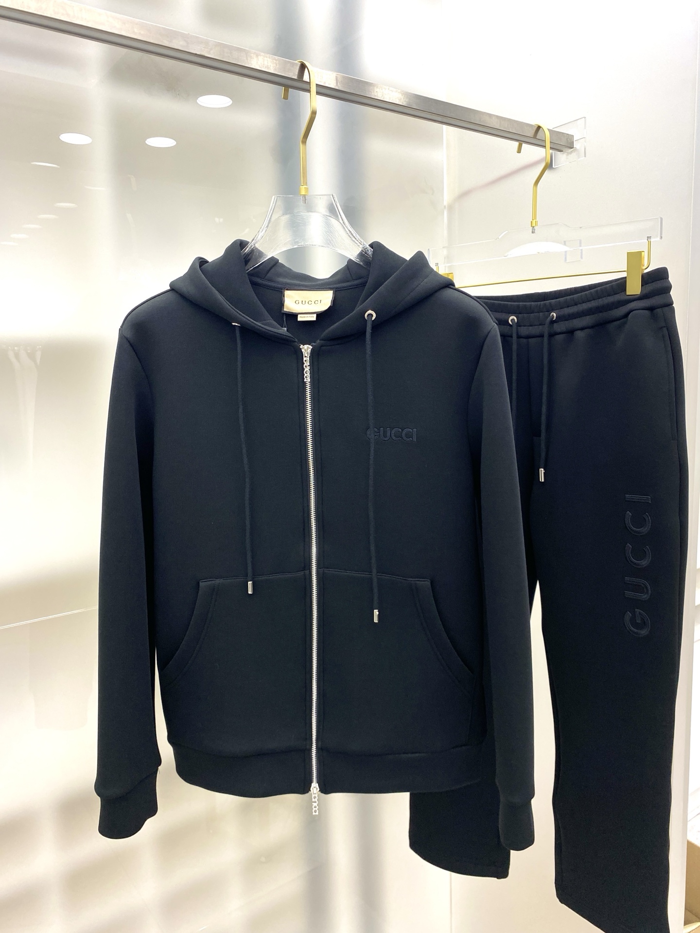 古驰 2025早秋新款休闲套装！专柜同步。细节精致高级，品牌logo压胶高级感满满。定织面料更显年轻活力