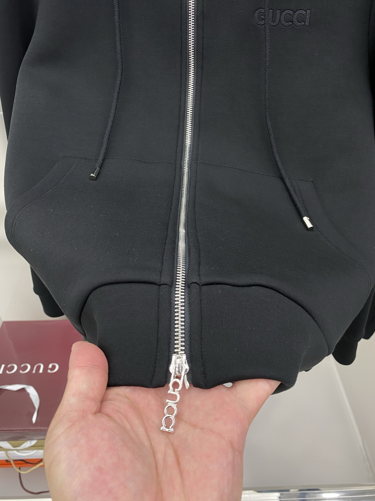 古驰 2025早秋新款休闲套装！专柜同步。细节精致高级，品牌logo压胶高级感满满。定织面料更显年轻活力