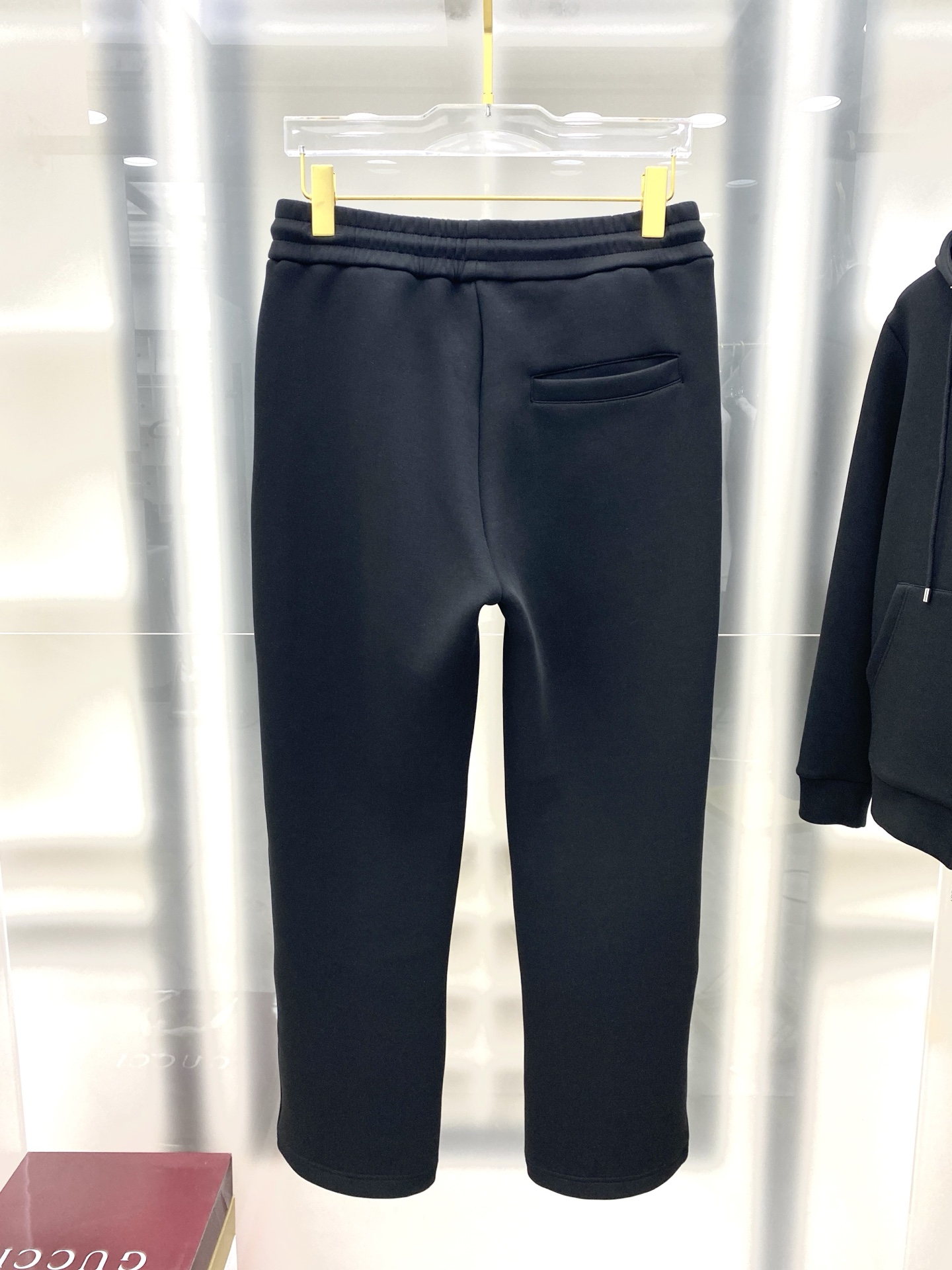 古驰 2025早秋新款休闲套装！专柜同步。细节精致高级，品牌logo压胶高级感满满。定织面料更显年轻活力