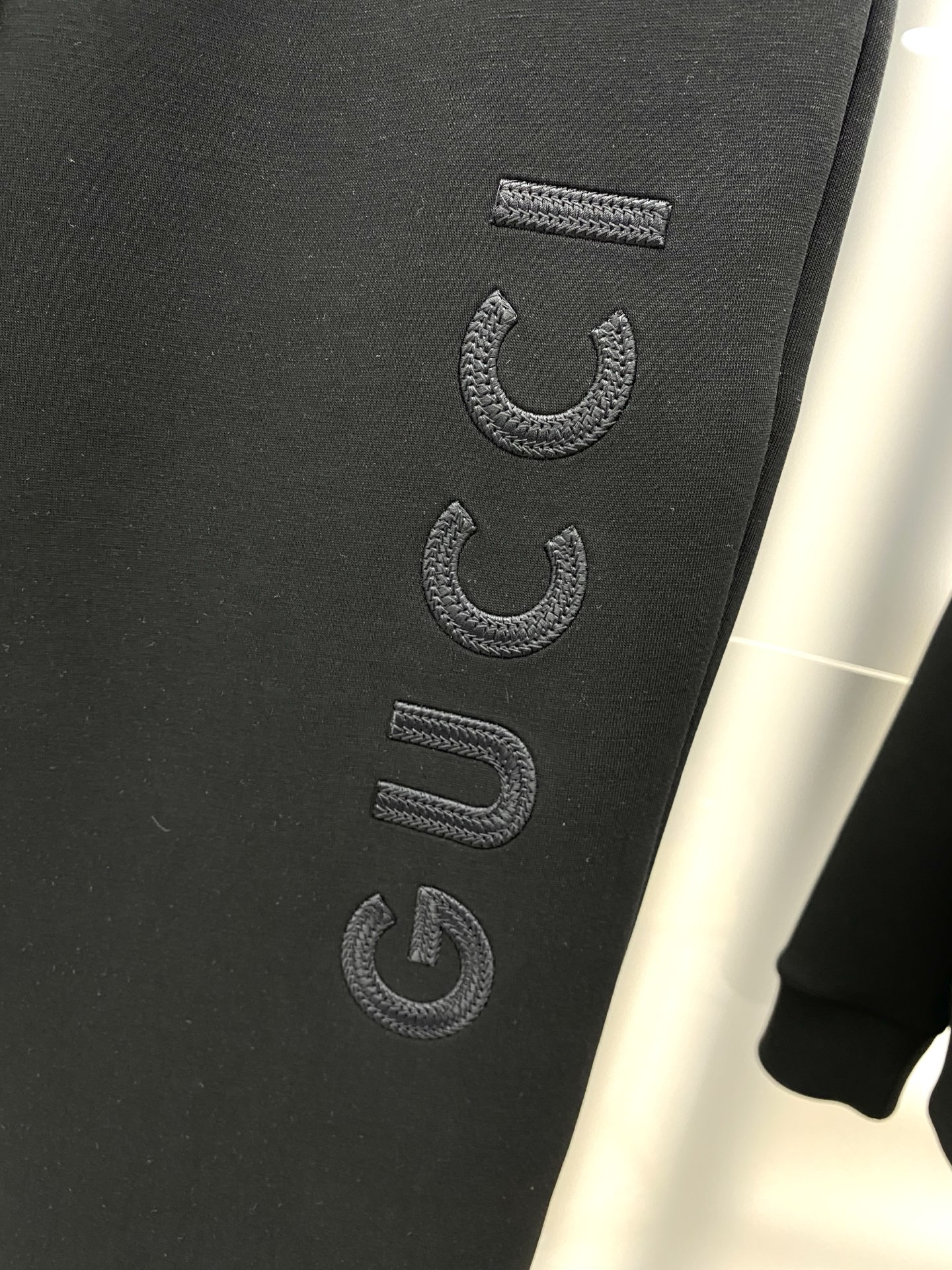 古驰 2025早秋新款休闲套装！专柜同步。细节精致高级，品牌logo压胶高级感满满。定织面料更显年轻活力