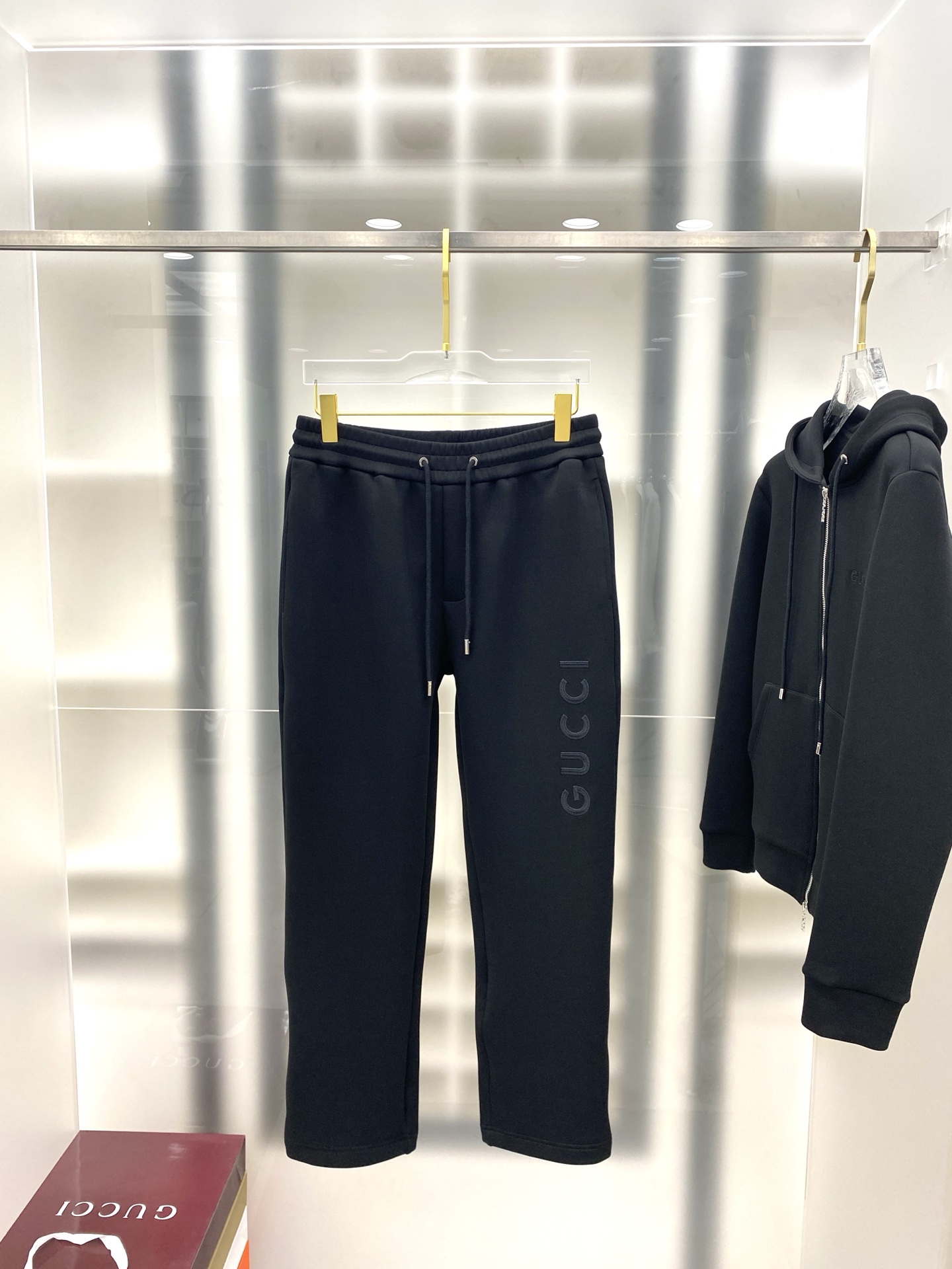 古驰 2025早秋新款休闲套装！专柜同步。细节精致高级，品牌logo压胶高级感满满。定织面料更显年轻活力