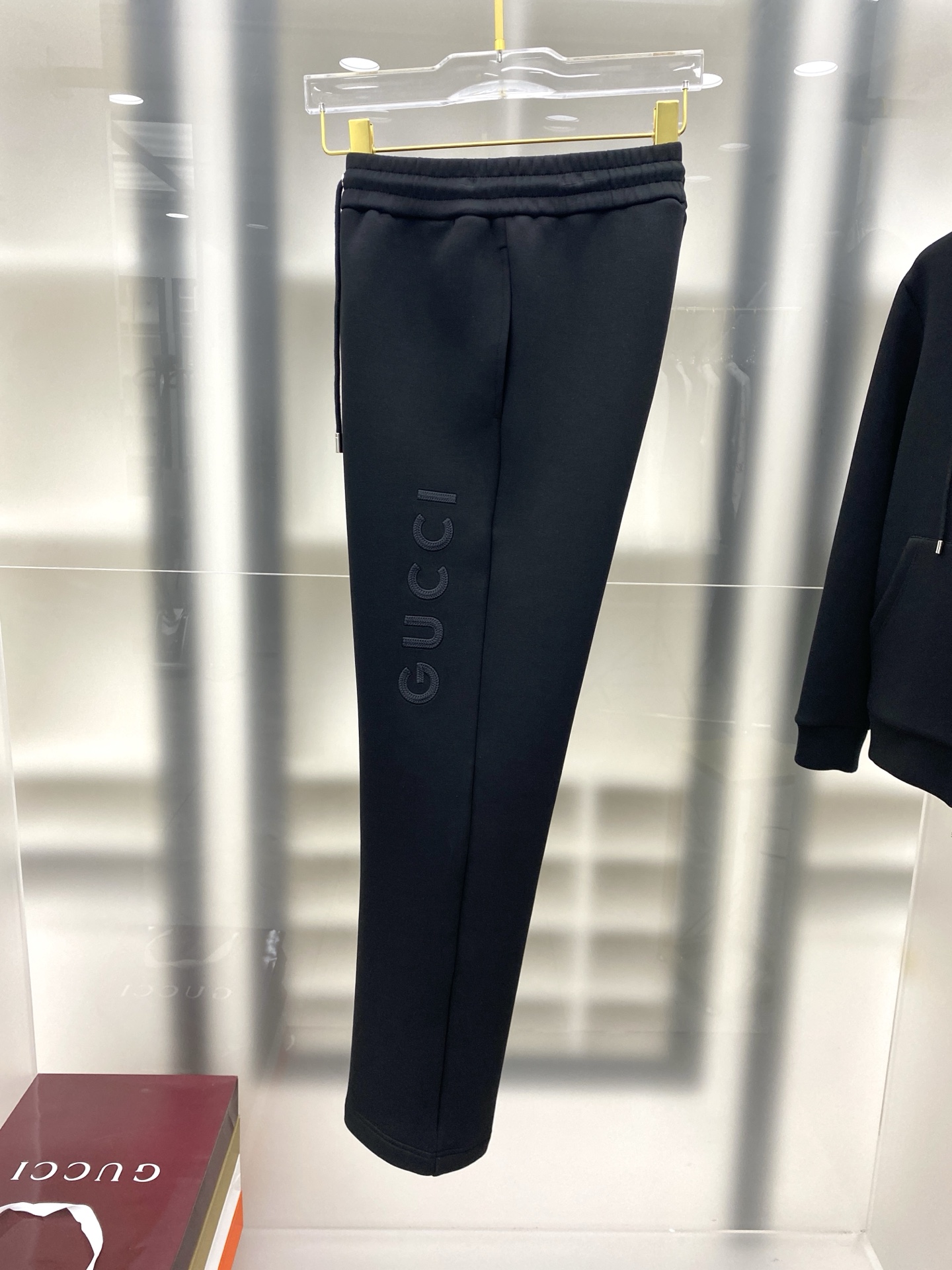 古驰 2025早秋新款休闲套装！专柜同步。细节精致高级，品牌logo压胶高级感满满。定织面料更显年轻活力