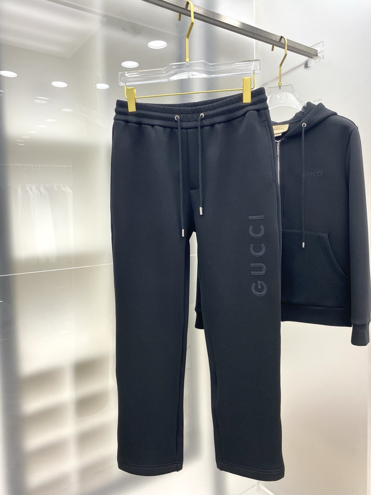 古驰 2025早秋新款休闲套装！专柜同步。细节精致高级，品牌logo压胶高级感满满。定织面料更显年轻活力