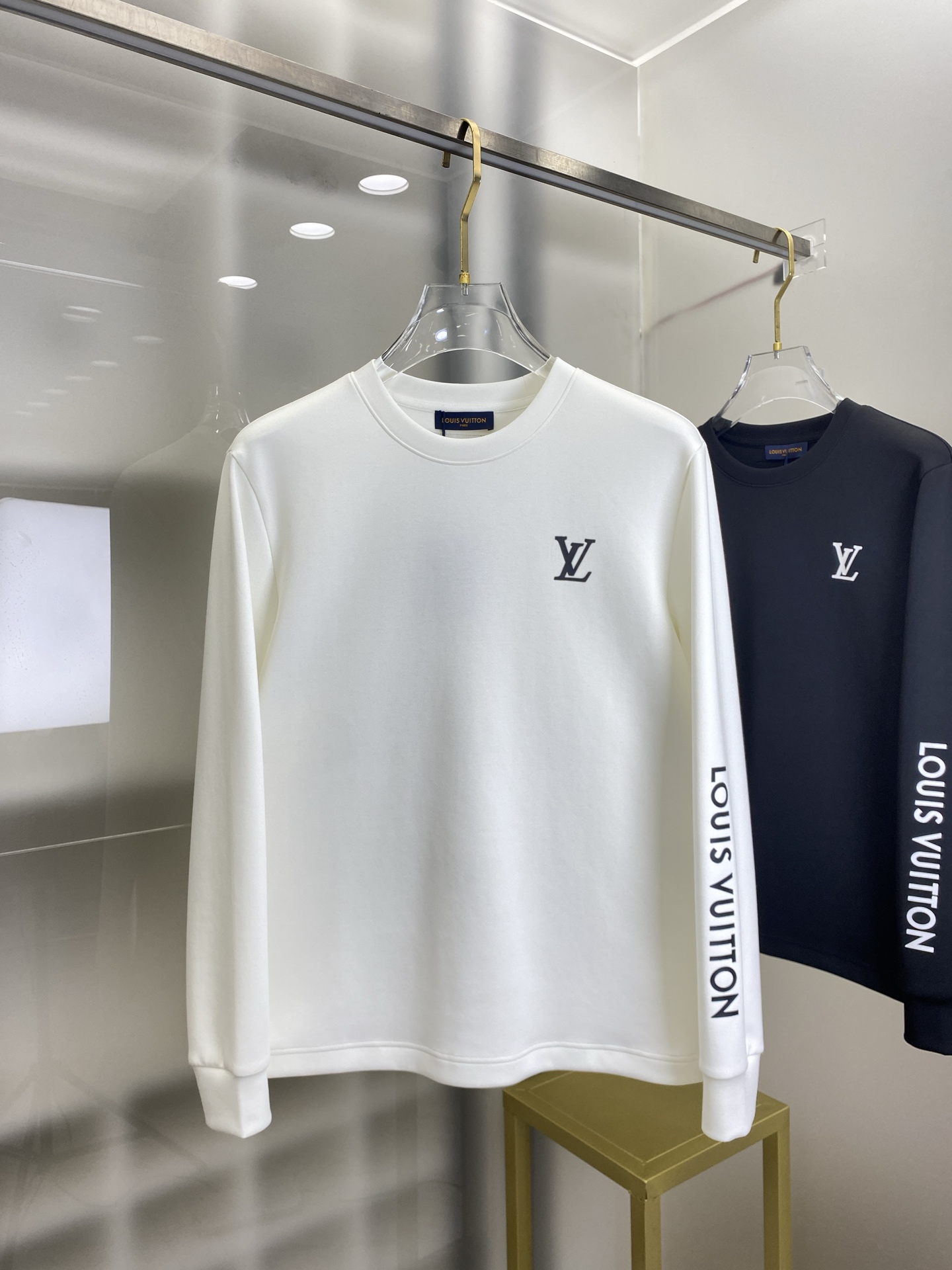 LV  2025秋冬专柜新款 时尚休闲打底衫长袖T恤，精选进口高密度双面拉架棉面料，精致原版logo打造