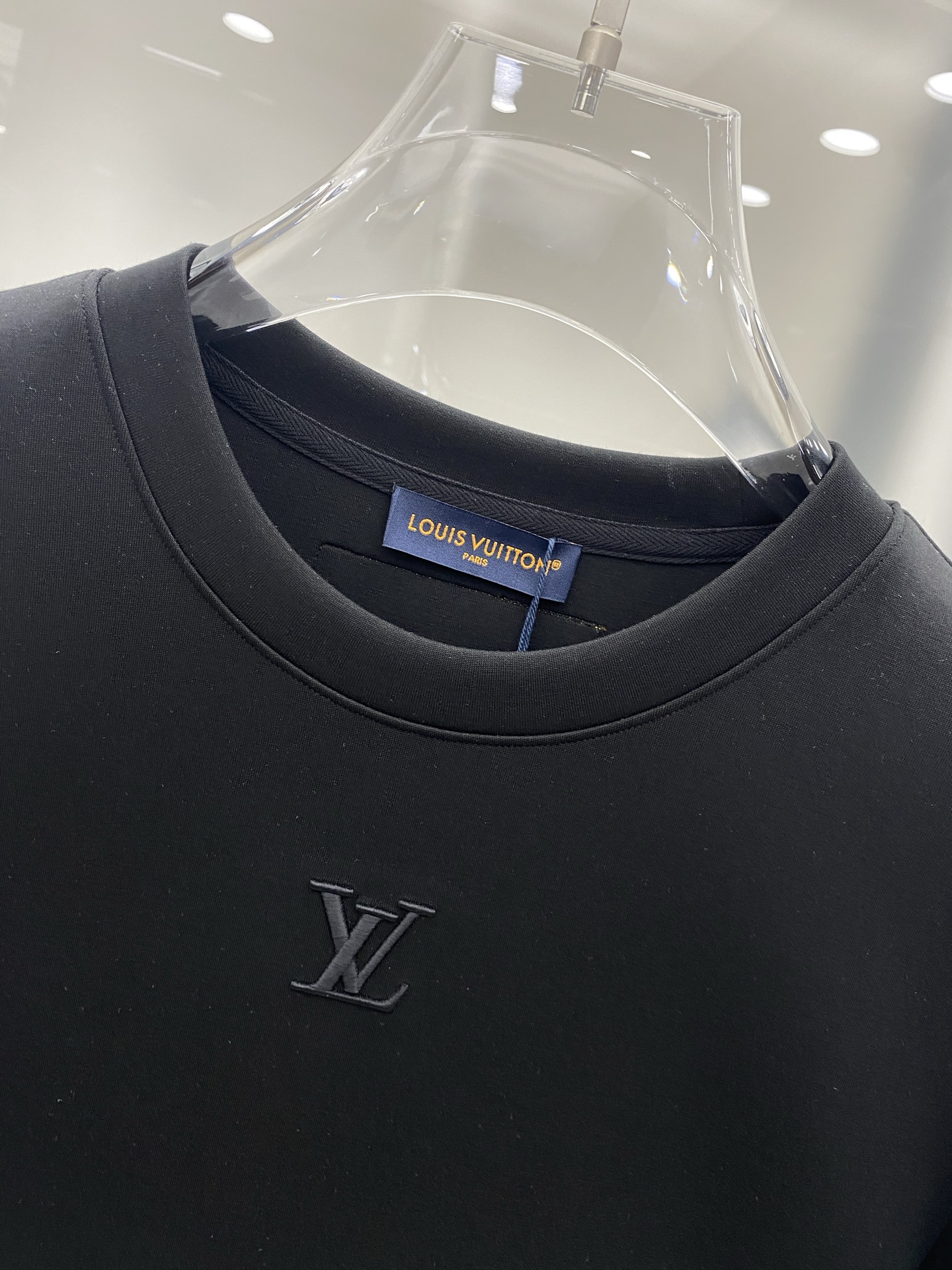 LV  2025秋冬专柜新款 时尚休闲打底衫长袖T恤，精选进口高密度双面拉架棉面料，精致原版logo打造