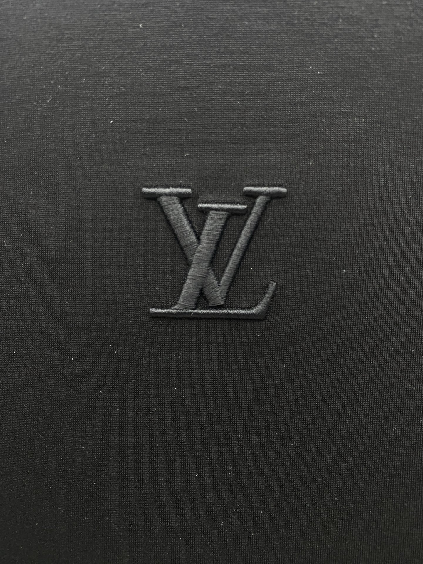 LV  2025秋冬专柜新款 时尚休闲打底衫长袖T恤，精选进口高密度双面拉架棉面料，精致原版logo打造