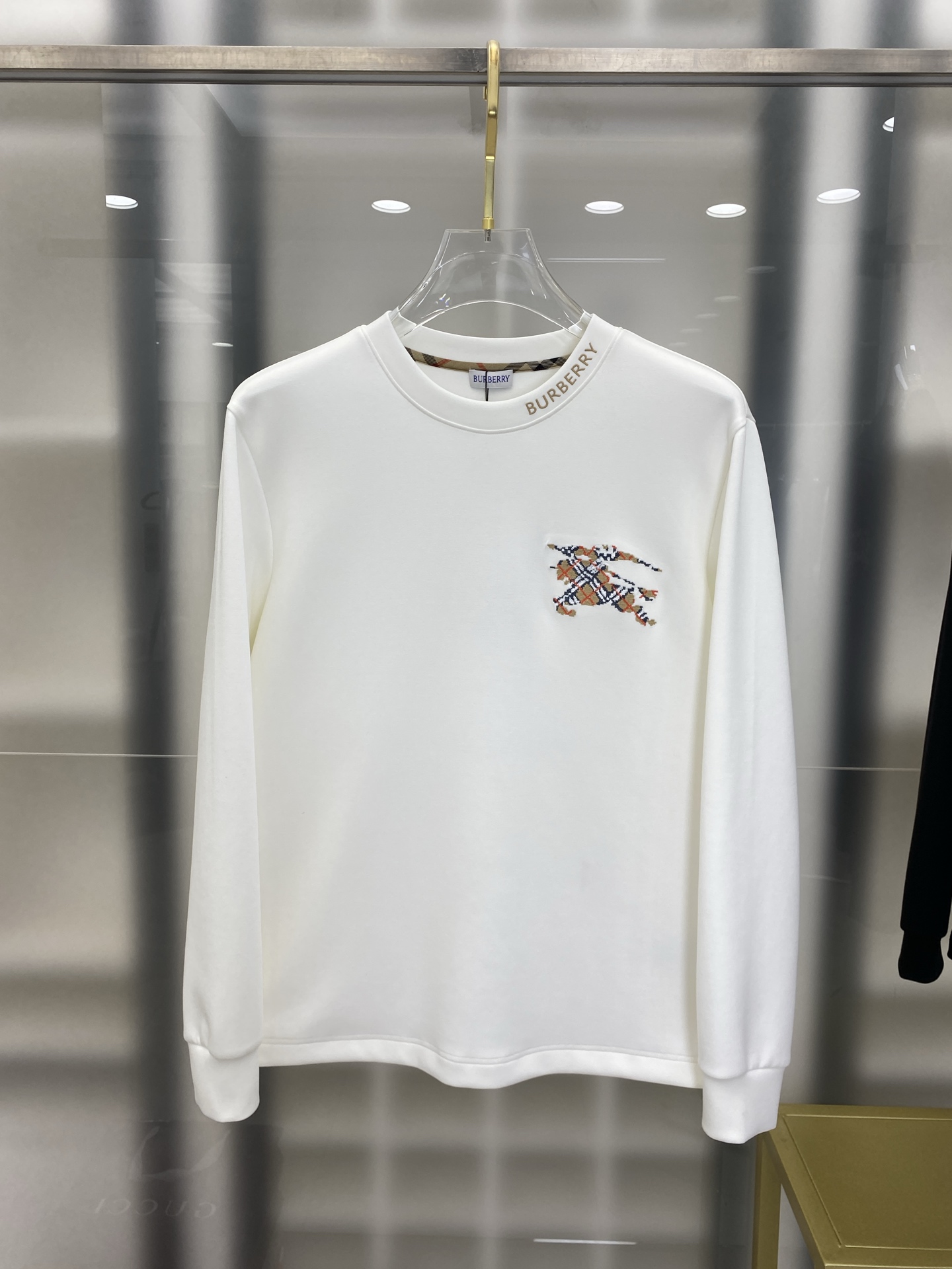 NO:550456,Burberry 2025 autumn and winter counter new style, fashionable and casual base shirt, long-sleeved T-shirt, selected imported high-density double-sided cotton fabric, exquisite original logo, excellent comfort and breathability, excellent soft, wrinkle-resistant elasticity and drooping. Whether worn alone or in the inner wear, it is very handsome, which conforms to the practical dressing habits of men, pursues luxury, noble and elegant style, and creates extraordinary men's taste. The visual effect is very good, the grade is extremely high, simple and fashionable, and a must-have choice for casual business!  Code number M-3XL EEE7, burberry,tees, t-shirt,alexander wang19860909巴宝莉 2025秋冬专柜新款 时尚休闲打底衫长袖T恤,精选进口高密度双面拉架棉面料,精致原版logo打造,舒适性与透气性兼优,柔软抗皱弹性和垂性极佳,无论是单穿或是内搭都是帅气十足,吻合了男性实用穿衣习惯,追求奢华高贵优雅风范,打造不凡男士品味,视觉效果非常赞,档次极高,简约时尚,休闲商务必备之选！ 码数M-3XL EEE7,,burberry,tees，t-shirt,alexander wang,Men's clothing