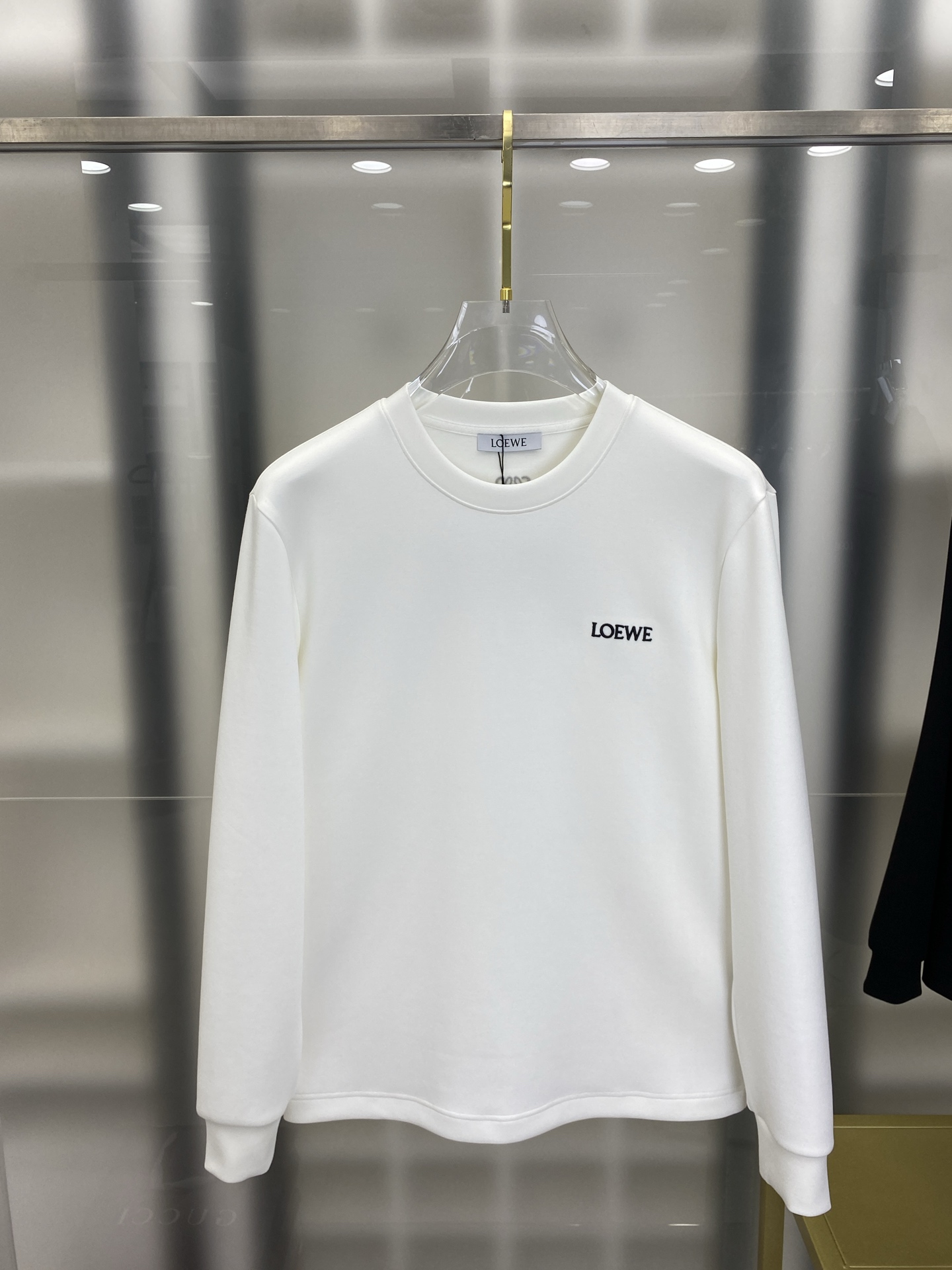 NO:550460,Luo Yiwei 2025 autumn and winter counter new style, fashionable and casual base shirt, long-sleeved T-shirt, selected imported high-density double-sided cotton fabric, exquisite original logo, excellent comfort and breathability, excellent soft, wrinkle-resistant elasticity and drooping. Whether worn alone or in the inner wear, it is very handsome, which conforms to the practical dressing habits of men, pursues luxury, noble and elegant style, and creates extraordinary men's taste. The visual effect is very good, the grade is extremely high, simple and fashionable, and a must-have choice for casual business!  Code number M-3XL EEE7, loewe,tees,t-shirt,alexander wang19860909罗意威 2025秋冬专柜新款 时尚休闲打底衫长袖T恤,精选进口高密度双面拉架棉面料,精致原版logo打造,舒适性与透气性兼优,柔软抗皱弹性和垂性极佳,无论是单穿或是内搭都是帅气十足,吻合了男性实用穿衣习惯,追求奢华高贵优雅风范,打造不凡男士品味,视觉效果非常赞,档次极高,简约时尚,休闲商务必备之选！ 码数M-3XL EEE7,,loewe,tees，t-shirt,alexander wang,Men's clothing