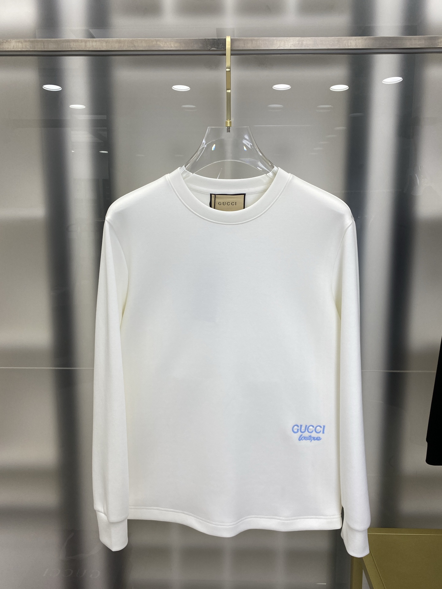 NO:550462,Gucci 2025 autumn and winter counter new style, fashionable and casual base shirt, long-sleeved T-shirt, selected imported high-density double-sided cotton fabric, exquisite original logo, excellent comfort and breathability, excellent soft, wrinkle-resistant elasticity and drooping. Whether worn alone or in the inner wear, it is very handsome, which conforms to the practical dressing habits of men, pursues luxury, noble and elegant style, and creates extraordinary men's taste. The visual effect is very good, the grade is extremely high, simple and fashionable, and a must-have choice for casual business!  Code number M-3XL EEE7, gucci,tees, t-shirt,alexander wang19860909古驰 2025秋冬专柜新款 时尚休闲打底衫长袖T恤,精选进口高密度双面拉架棉面料,精致原版logo打造,舒适性与透气性兼优,柔软抗皱弹性和垂性极佳,无论是单穿或是内搭都是帅气十足,吻合了男性实用穿衣习惯,追求奢华高贵优雅风范,打造不凡男士品味,视觉效果非常赞,档次极高,简约时尚,休闲商务必备之选！ 码数M-3XL EEE7,,gucci,tees，t-shirt,alexander wang,Men's clothing