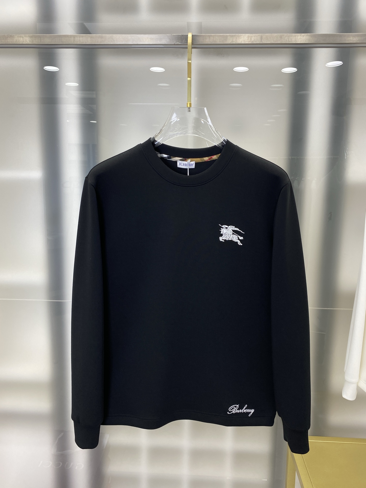 NO:550464,Burberry 2025 autumn and winter counter new style, fashionable and casual base shirt, long-sleeved T-shirt, selected imported high-density double-sided cotton fabric, exquisite original logo, excellent comfort and breathability, excellent soft, wrinkle-resistant elasticity and drooping. Whether worn alone or in the inner wear, it is very handsome, which conforms to the practical dressing habits of men, pursues luxury, noble and elegant style, and creates extraordinary men's taste. The visual effect is very good, the grade is extremely high, simple and fashionable, and a must-have choice for casual business!  Code number M-3XL EEE7, burberry,tees, t-shirt,alexander wang19860909巴宝莉 2025秋冬专柜新款 时尚休闲打底衫长袖T恤,精选进口高密度双面拉架棉面料,精致原版logo打造,舒适性与透气性兼优,柔软抗皱弹性和垂性极佳,无论是单穿或是内搭都是帅气十足,吻合了男性实用穿衣习惯,追求奢华高贵优雅风范,打造不凡男士品味,视觉效果非常赞,档次极高,简约时尚,休闲商务必备之选！ 码数M-3XL EEE7,,burberry,tees，t-shirt,alexander wang,Men's clothing