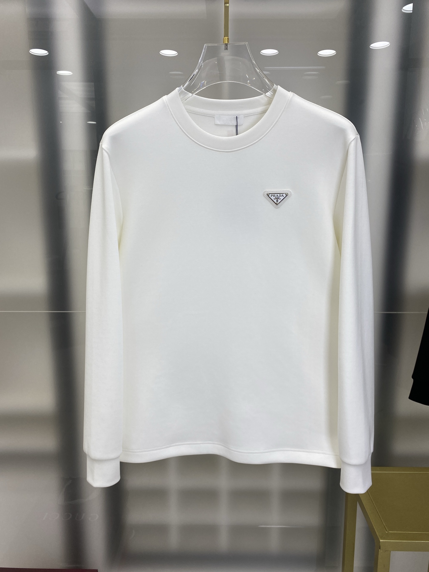 NO:550467,Prada 2025 autumn and winter counter new style, fashionable and casual base shirt, long-sleeved T-shirt, selected imported high-density double-sided cotton fabric, exquisite original logo, excellent comfort and breathability, excellent soft, wrinkle-resistant elasticity and drooping. Whether worn alone or in the inner wear, it is very handsome, which conforms to the practical dressing habits of men, pursues luxury, noble and elegant style, and creates extraordinary men's taste. The visual effect is very good, the grade is extremely high, simple and fashionable, and a must-have choice for casual business!  Code number M-3XL EEE7, prada,tees, t-shirt,alexander wang19860909普拉达 2025秋冬专柜新款 时尚休闲打底衫长袖T恤,精选进口高密度双面拉架棉面料,精致原版logo打造,舒适性与透气性兼优,柔软抗皱弹性和垂性极佳,无论是单穿或是内搭都是帅气十足,吻合了男性实用穿衣习惯,追求奢华高贵优雅风范,打造不凡男士品味,视觉效果非常赞,档次极高,简约时尚,休闲商务必备之选！ 码数M-3XL EEE7,,prada,tees，t-shirt,alexander wang,Men's clothing