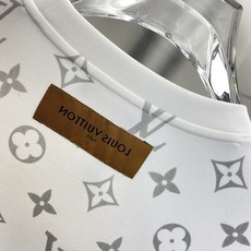 LV 2025秋冬专柜新款 时尚休闲打底衫长袖T恤,精选进口高密度双面拉架棉面料,精致原版logo打造 LV 2025秋冬专柜新款 时尚休闲打底衫长袖T恤,精选进口高密度双面拉架棉面料,精致原版logo打造