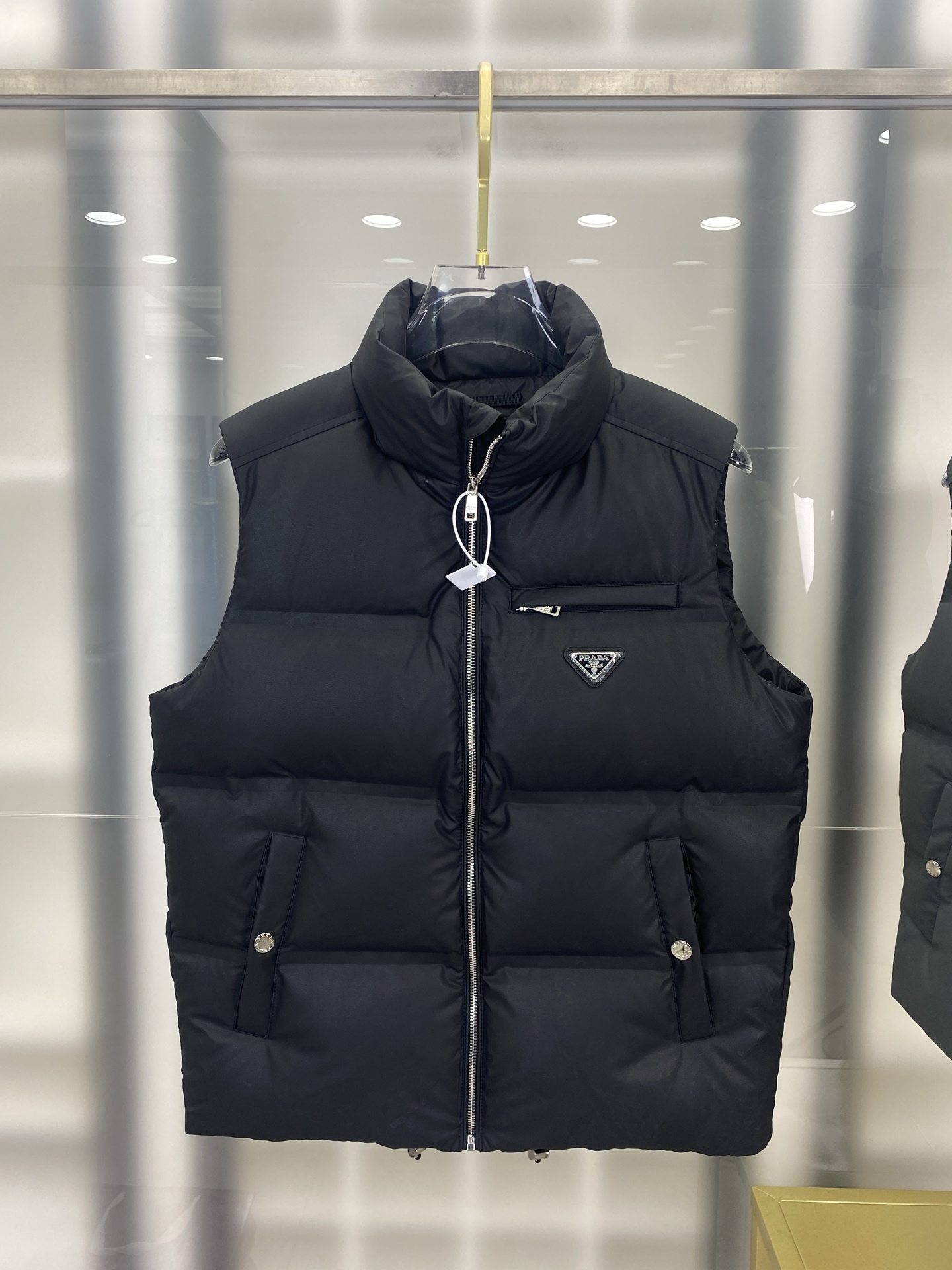 NO:572440,Special down PRADA triangle logo show style down vest/vest. Technical nylon three-proof fabric. The upper body is more lightweight and comfortable. 083 comes standard with an oversized portable shopping bag, original nylon suit storage bag, oversized airplane box, original hangers, and a full set of gift boxes to hang at home.  The iconic triangle logo is reinterpreted as a classic pattern and becomes the structural element of this Re-Nylon down vest jacket. Re-Nylon regenerated nylon is made from recycled ocean plastics, with the classic metal triangle logo. The down vest is the result of research in lightweight performance outerwear. The functional fabric is tight and durable without adding extra weight. Comes with large practical pockets to reduce the number of your carry-on luggage. Filled with 95 goose down, 5 feathers.   To ensure sustainable care of the product, maintain its characteristics and reduce its impact on the environment, it is recommended not to wash the product frequently, let it dry naturally after each use, and entrust a professional environmentally friendly dry cleaner to dry clean it. Regular fit Stand-up collar Zippered zippered welt pocket Regular shoulder Straight-cut hem Lined, goose down lining Prada logo triangle Size48~56 FFF7,, prada,jackets & coats,down jacket,business  suit,alexander wang19860909特级羽绒PRADA三角标面包服秀款羽绒背心/马甲.科技尼龙三防面料.上身更佳轻便舒适.083 标配超大手提购物袋,原版尼龙西装收纳袋,超大飞机盒,原版衣架,全套礼盒挂装到家. 标志性的三角形徽标重释为经典图案,化身此款Re-Nylon再生尼龙羽绒背心外套的结构式元素.Re-Nylon再生尼龙经由海洋塑料回收物制成,经典金属三角铁标. 羽绒马甲是轻盈性能外套的研究成果.功能性面料紧致耐久,同时不增加额外的重量.配有宽大的实用口袋,可减少您的随身行李数量. 内里填充95鹅绒,5羽毛. 为确保产品的可持续护理,保持其特性并减少其对环境的影响,建议不要频繁清洗产品,每次使用后让其自然晾干,并委托专业的环保干洗店进行干洗. 常规版型 立领式衣领 拉链拉合 拉链式嵌线袋 常规肩部 直裁下摆 带衬里,鹅绒加衬 Prada徽标三角标 Size48~56 FFF7,,prada,jackets & coats,down jacket,business suit,alexander wang,Men's clothing