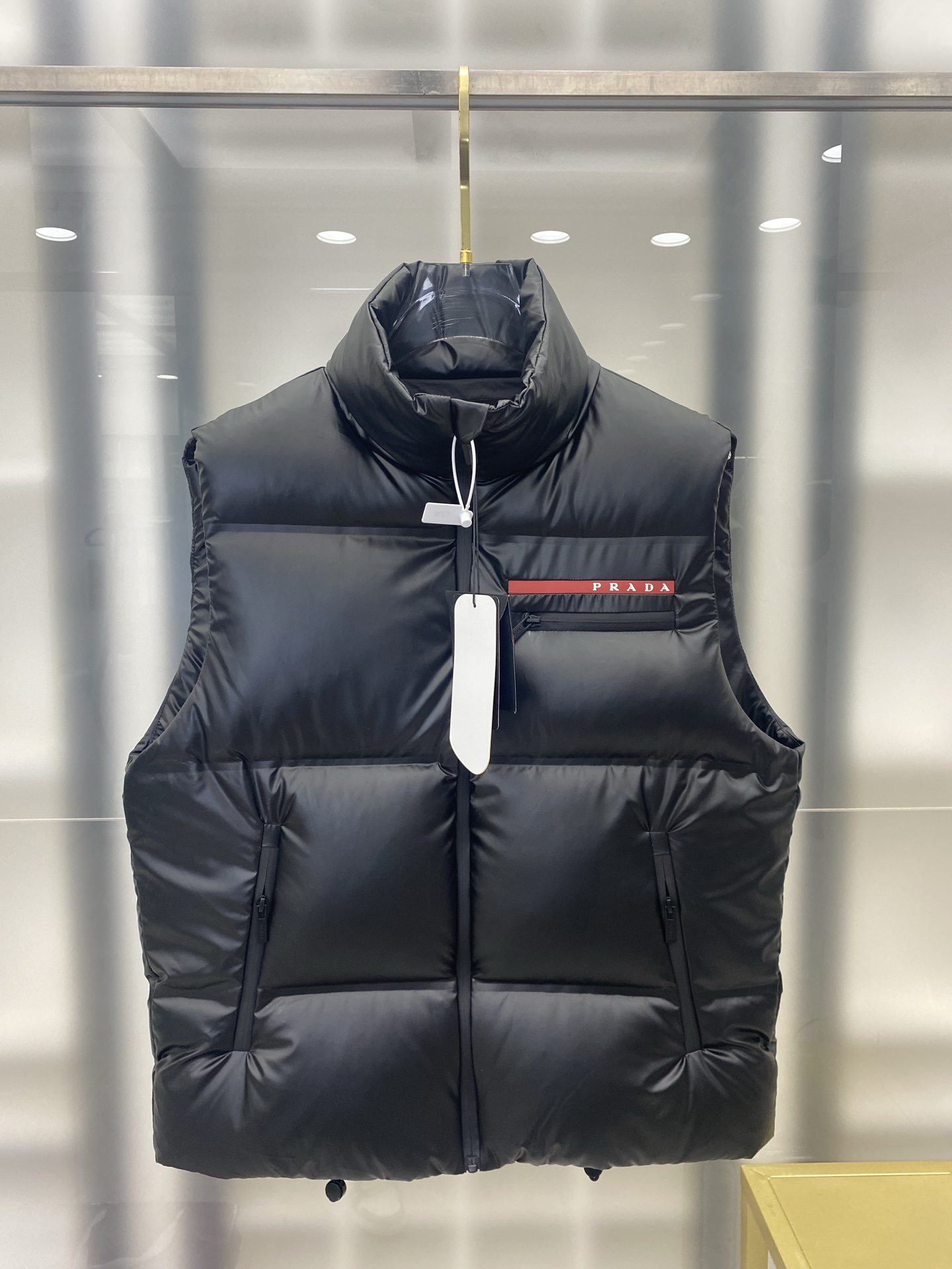NO:572438,Special down PRADA triangle logo show style down vest/vest. Technical nylon three-proof fabric. The upper body is more lightweight and comfortable. 083 Comes standard with an oversized portable shopping bag, original nylon suit storage bag, oversized airplane box, original hangers, and a full set of gift boxes to hang at home.  The iconic triangle logo is reinterpreted as a classic pattern and becomes the structural element of this Re-Nylon down vest jacket. Re-Nylon regenerated nylon is made from recycled ocean plastics, with the classic metal triangle logo. The down vest is the result of research in lightweight performance outerwear. The functional fabric is tight and durable without adding extra weight. Comes with large practical pockets to reduce the number of your carry-on luggage. Filled with 95 goose down, 5 feathers.   To ensure sustainable care of the product, maintain its characteristics and reduce its impact on the environment, it is recommended not to wash the product frequently, let it dry naturally after each use, and entrust a professional environmentally friendly dry cleaner to dry clean it. Regular fit Stand-up collar Zippered zippered welt pocket Regular shoulder Straight-cut hem Lined, goose down lining Prada logo triangle SizeS～2XL FFF7,, prada,jackets & coats,down jacket,business  suit,alexander wang19860909特级羽绒PRADA三角标面包服秀款羽绒背心/马甲.科技尼龙三防面料.上身更佳轻便舒适.083 标配超大手提购物袋,原版尼龙西装收纳袋,超大飞机盒,原版衣架,全套礼盒挂装到家. 标志性的三角形徽标重释为经典图案,化身此款Re-Nylon再生尼龙羽绒背心外套的结构式元素.Re-Nylon再生尼龙经由海洋塑料回收物制成,经典金属三角铁标. 羽绒马甲是轻盈性能外套的研究成果.功能性面料紧致耐久,同时不增加额外的重量.配有宽大的实用口袋,可减少您的随身行李数量. 内里填充95鹅绒,5羽毛. 为确保产品的可持续护理,保持其特性并减少其对环境的影响,建议不要频繁清洗产品,每次使用后让其自然晾干,并委托专业的环保干洗店进行干洗. 常规版型 立领式衣领 拉链拉合 拉链式嵌线袋 常规肩部 直裁下摆 带衬里,鹅绒加衬 Prada徽标三角标 SizeS～2XL FFF7,,prada,jackets & coats,down jacket,business suit,alexander wang,Men's clothing