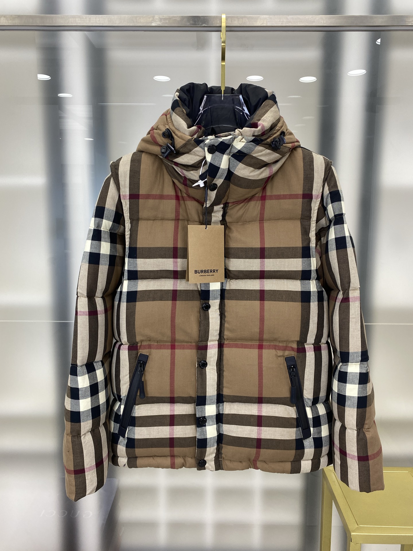 NO:572434,Burberry brings the beauty and functionality of down to the extreme. It makes vests and coats. The simple and basic multi-functional design is one in and one out. The order received from the trading company is made by a major domestic foreign trade factory. Our customers are all high-end groups who follow the taste line. They can put it up and become everyone's favorite. Its quality, down content, and workmanship have been recognized in various ways.  The average purchase price of this product is 1W. You can check it out by yourself. The value you get is definitely not comparable to ordinary low-end versions. Now that the goods are available, you can reserve them in advance, so hurry up. Many of the down jackets sold when it is cold are shipped in a hurry. The quality cannot be guaranteed.   wang19860909Burberry将羽绒美感与功能性实穿发挥到极致,作马甲 做外套,简约基础的多功能设计 就是有一入来一入的 在贸易公司接的单子,国内的外贸大厂做的,咱们客户都是走品味路线的高端群体,能把它放上来,成为众人的喜爱,它的品质,充绒量,以及做工都是得到各种肯定的, 这款代购均价都在1W,大家可自行查阅一下,拿到手的价值感绝对不是普通低版本能比的, 现在有货能提前预定, 就要抓紧了,真等到冷的时候卖的羽绒服,很多都是赶忙出货的,品质没办法保证,充绒量,已经做工都不行了,东西hen好… 码数:S～2XL FFF7,,burberry,jackets & coats,down jacket,alexander wang,Men's clothing