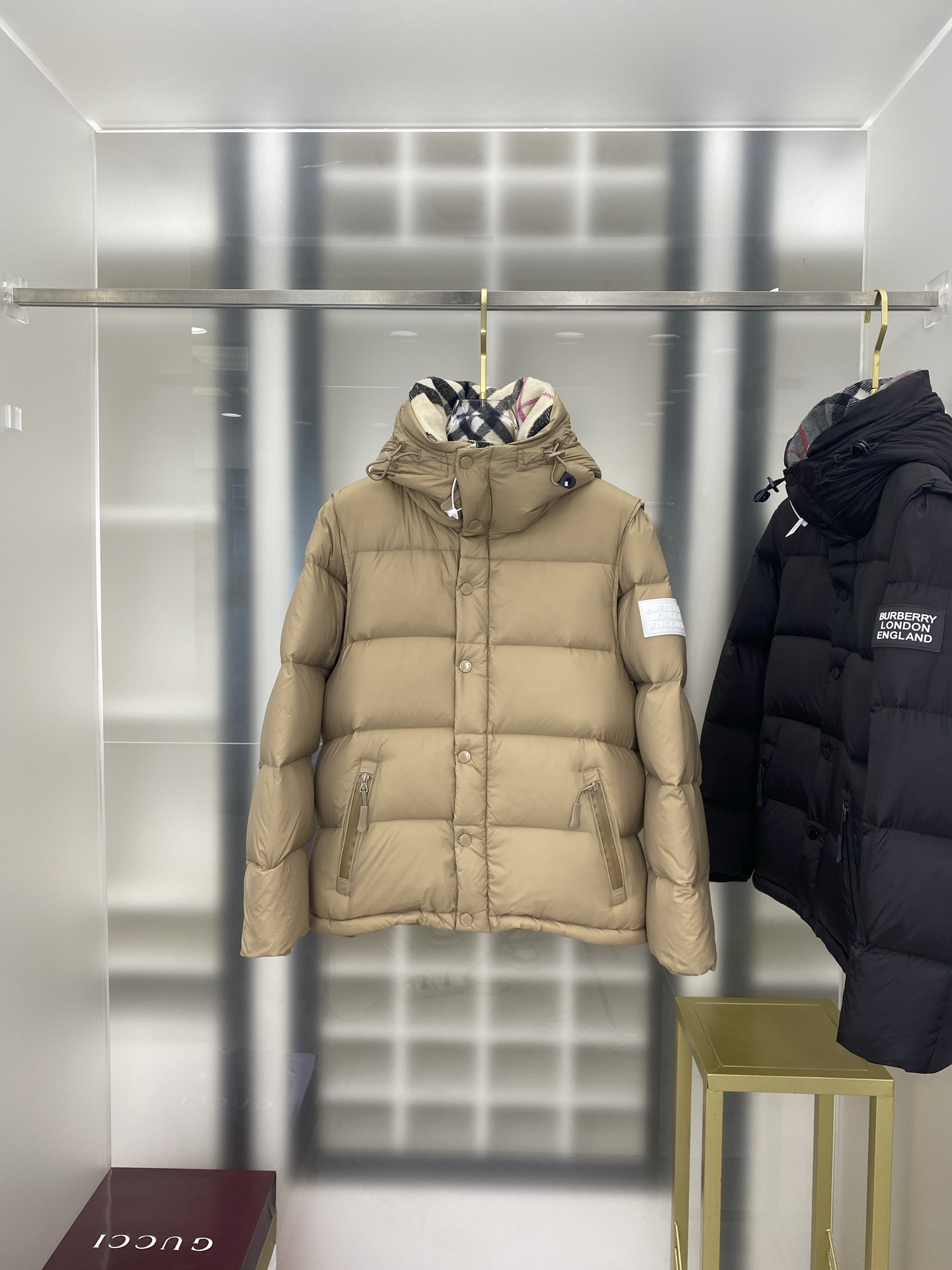 NO:572432,Burberry/burberr* new autumn and winter detachable sleeve hooded down jacket. Exclusive original customization. Adhere to the original development. Consistent with the original version. High collar and hood decorated with vintage retro plaid lining. Detachable sleeves to create a vest shape. Super upper body effect. Comfortable and warm. Can also be used as a vest. Super practical down jacket. Highly recommended. Snap buttons and hidden two-way zipper placket. Drawstring hood and hem. Detachable sleeves.  Shoulder decoration burberr* Three-dimensional silicone logo plate Internal filling 90 down 10 feathers Color black khaki Size S~2XL FFF7,,burberry,burberry,down jacket,hats,alexander wang19860909巴宝莉/burberr* 秋冬新款 可拆式衣袖连帽羽绒服 独家原版定制 坚持原版开发 与原版一致  装饰vinatage复古格纹内衬的高领与连帽 可拆式衣袖 缔造背心造型 上身效果超级棒 舒适保暖 又可以当马甲 超级实用一.款羽绒服 强烈推荐 按扣与隐藏式双向拉链开襟  抽绳式连帽与衣摆 可拆衣袖 肩部装饰burberr* 立体硅胶徽标牌 内部填充 90羽绒 10羽毛 颜色黑色 卡其 码数S~2XL FFF7,,burberry,burberry,down jacket,hats,alexander wang,Men's clothing