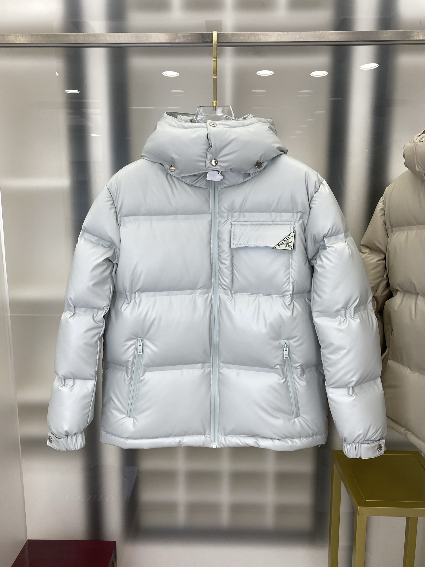 NO:572429,, high version - new down version PRADA Prada black technology laminated down jacket (high laminated version) new winter clothing, high-end customization!  The favorite series for light and mature business, minimalist style feather 90 goose down jacket, the fabric is comfortable and stylish!  The upper body is super stylish and handsome, and the version is a three-dimensional cutting design. The whole piece has high warmth and good resilience. The upper body is warm and stylish without feeling heavy. It is very practical to wear and does not appear bloated. It can well prevent the cold wind from invading!  High quality first choice!  Size:48-56 FFF7,,prada,prada,jackets & coats,down jacket,alexander wang19860909,高版本-羽绒上新 PRADA 普拉达黑科技压胶羽绒外套(压胶高版本) 冬装新品,高端定制！轻熟商务最爱系列,极简主义风格羽90鹅绒羽绒服 面料舒适有型！上身超级有型的帅气,版型是立体裁剪的设计 整件保暖度高,回弹力好 上身保暖有型 又不会有负重感 实穿性非常强 不显臃肿 可以很好的防止寒风侵袭！高品质首选！尺码:48-56 FFF7,,prada,prada,jackets & coats,down jacket,alexander wang,Men's clothing