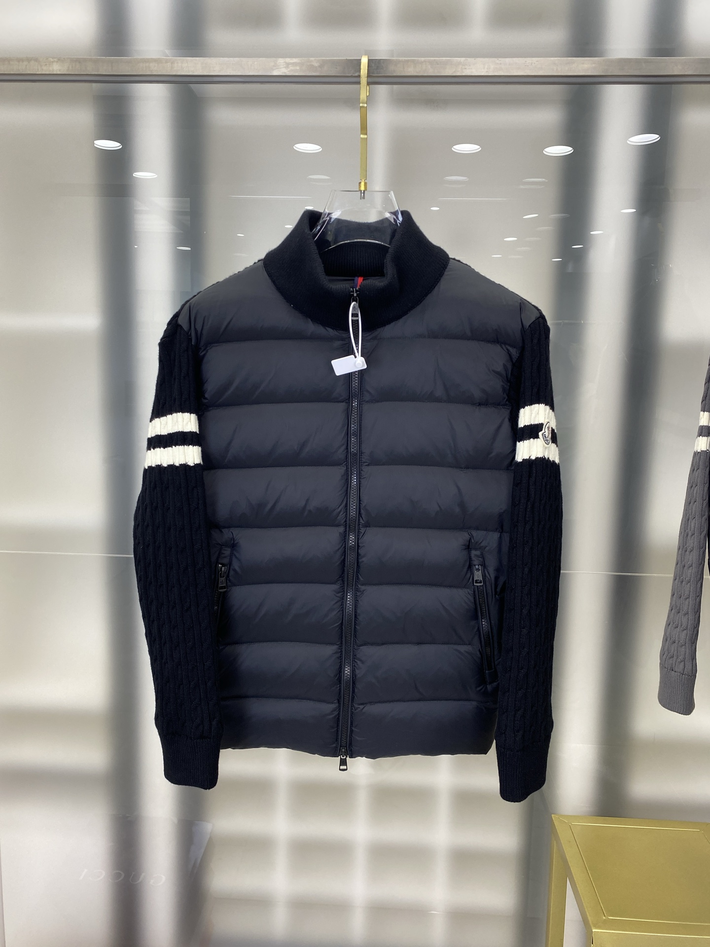 NO:572437,Extra-grade down Moncler Cardigan tricot 175 spliced men's padded wool cardigan down jacket. Extra-grade goose down filling, original replacement fabric, original factory matching hardware. The tag bar code is complete and consistent with the official website. The tag has built-in NFC electronic sensor anti-counterfeiting. Supports multiple anti-counterfeiting verifications.  Comes standard with a full set of counter gift box packaging. (original airplane box, original shopping bag, original dust-proof grass, original hanger, original thank you card, original ribbon, upgraded original oversized magnetic gift box.) This men's down cardigan is made of soft wool blended fabric and can be worn as a jacket when the weather is milder.  The timeless silhouette of this padded wool cardigan is complemented by a modern quilted pattern. The timeless design of this classic silhouette is filled with warm down and can be worn as an outer layer in milder seasons. Details   Made of wool blend and nylon extra léger Filled with down Zip closure Zipper pocket Logo patch Size : 1-5 black/grey FFF7,,jackets & coats,down jacket,alexander wang19860909特级羽绒Moncler Cardigan tricot 175拼接男士加衬羊毛开衫羽绒外套. 特级鹅绒填充原厂替换面料原厂配套五金.吊牌条码款号齐全,对应官网一致.吊牌内置NFC电子感应防伪.支持多重防伪验证. 标配全套柜台礼盒包装.（原版飞机盒,原版购物袋,原版防尘草,原版衣架,原版感谢卡,原版丝带,升级原版超大磁吸礼盒.） 此款男士羽绒开衫采用柔软的羊毛混纺面料制成,在天气较温和时可作为外套穿着. 此款加衬羊毛开衫的隽永廓形与现代绗缝图案相得益彰.经典款型彰显隽永设计,填充温暖羽绒,在较温和的季节可作为外套穿着. 详情 采用羊毛混纺面料和nylon extra léger面料制成 填充羽绒 拉链开合 拉链口袋 标识贴片 Size : 1-5 黑色/灰色 FFF7,,jackets & coats,down jacket,alexander wang,Men's clothing