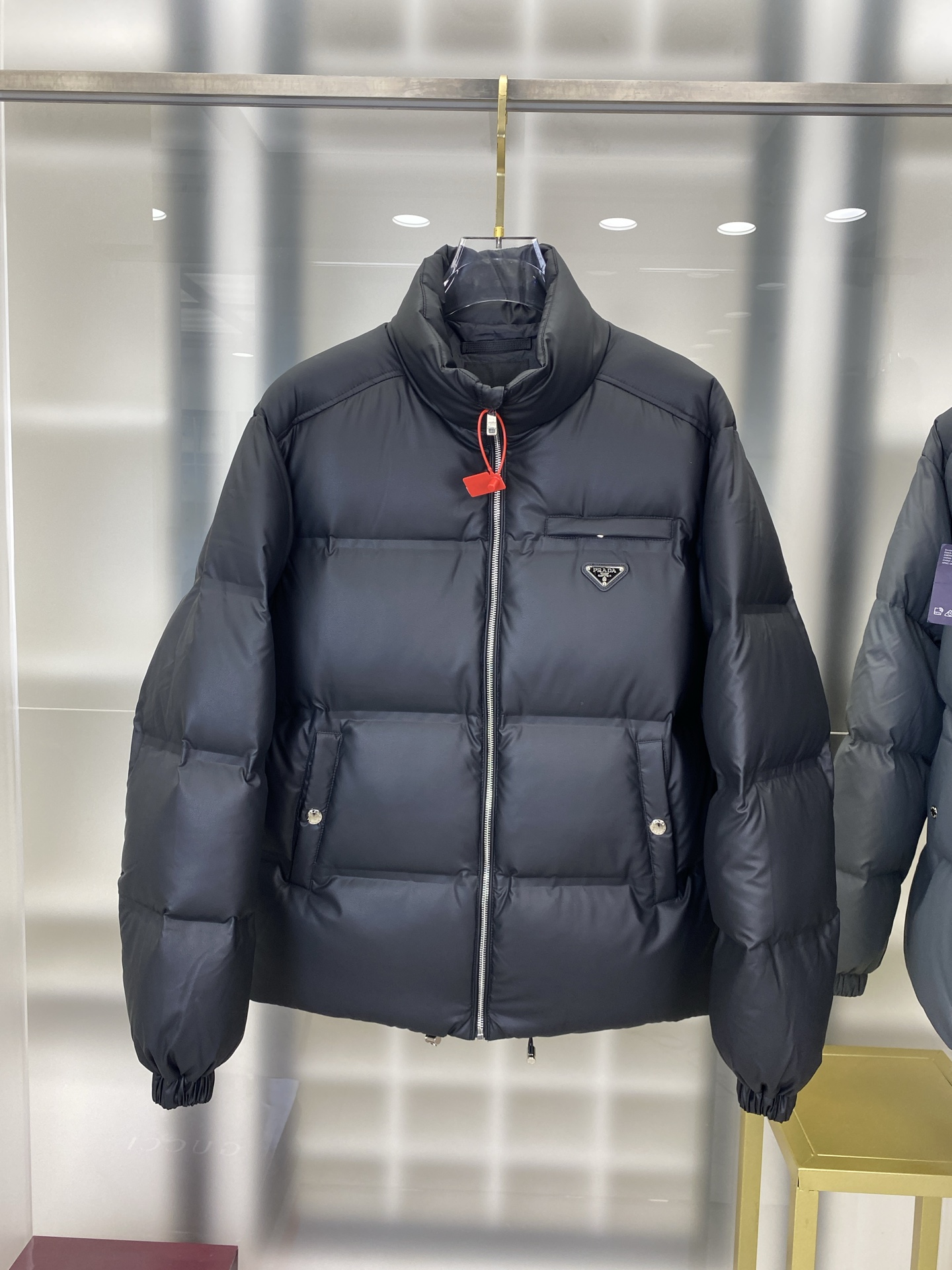 NO:572445,, high version - new down version PRADA Prada black technology laminated down jacket (high laminated version) new winter clothing, high-end customization!  The favorite series for light and mature business, minimalist style feather 90 goose down jacket, the fabric is comfortable and stylish!  The upper body is super stylish and handsome, and the version is a three-dimensional cutting design. The whole piece has high warmth and good resilience. The upper body is warm and stylish without feeling heavy. It is very practical to wear and does not appear bloated. It can well prevent the cold wind from invading!  High quality first choice!  Size:48-56 FFF7,,prada,prada,jackets & coats,down jacket,alexander wang19860909,高版本-羽绒上新 PRADA 普拉达黑科技压胶羽绒外套(压胶高版本) 冬装新品,高端定制！轻熟商务最爱系列,极简主义风格羽90鹅绒羽绒服 面料舒适有型！上身超级有型的帅气,版型是立体裁剪的设计 整件保暖度高,回弹力好 上身保暖有型 又不会有负重感 实穿性非常强 不显臃肿 可以很好的防止寒风侵袭！高品质首选！尺码:48-56 FFF7,,prada,prada,jackets & coats,down jacket,alexander wang,Men's clothing
