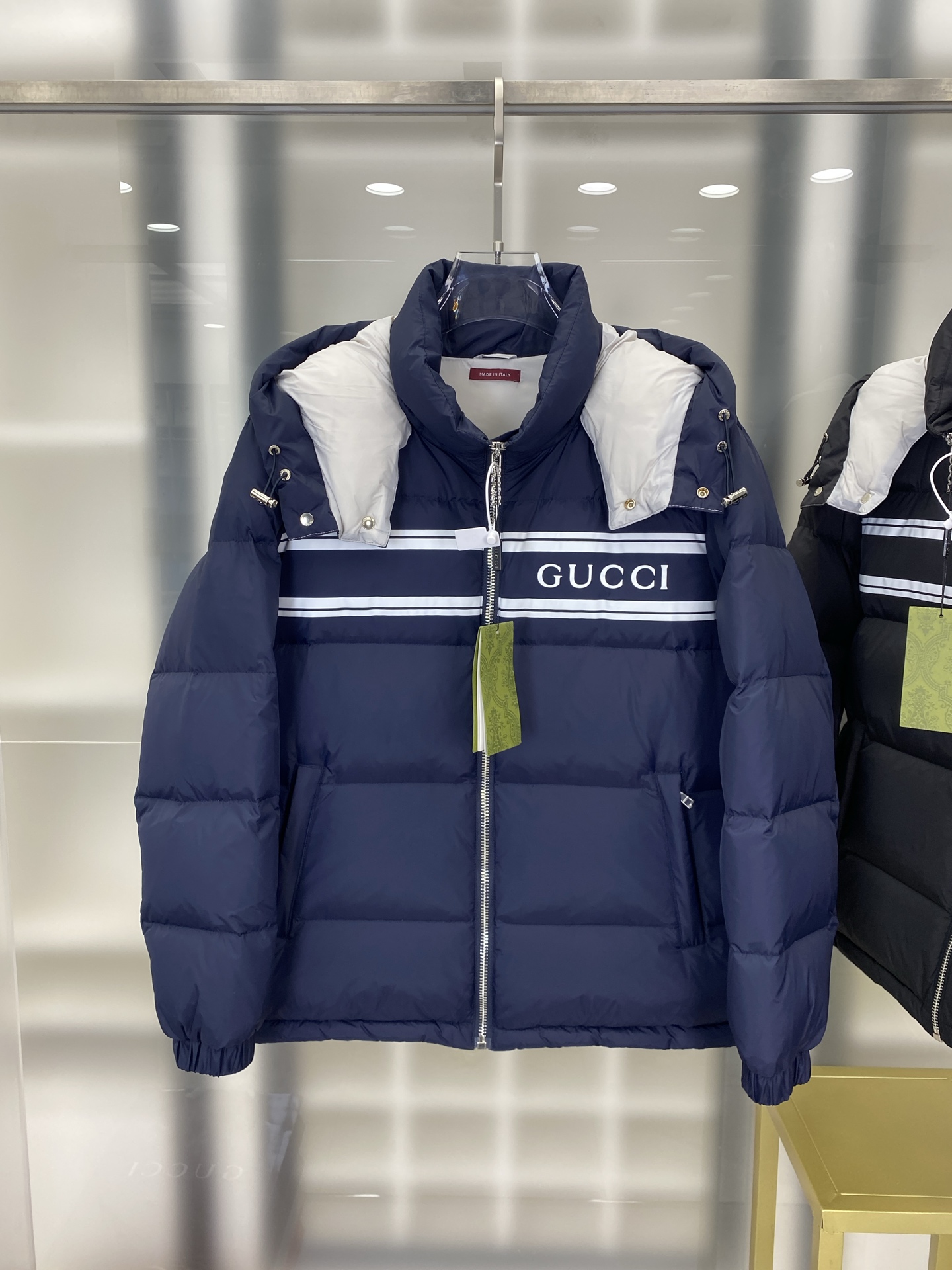 NO:572441,Gucci/Gucci Down Jacket Fashionable Double G Contrast Color Splicing Web Down Jacket Double G Full Logo Hooded Down Jacket This zippered down jacket is one of the newly launched accessories and ready-to-wear series. Regenerated nylon is made of recycled sewing threads and accessories, with the brand's iconic GG pattern elements. The fabric is full of luster, and the perfect hardware is developed from the original version. It is really a rare treasure. Filled with 90 white duck down, which will keep you warm this winter. Same style for men and women. Detachable hood collar  Color Black Blue Size 42 44 46 48 50 FFF7,,gucci,gucci,down jacket,hats,alexander wang19860909Gucci/古驰 羽绒服时尚双G撞色拼接织带羽绒服 双G满LOGO连帽羽绒服 这款拉链羽绒服是焕新推出的配饰和成衣系列中的一款 再生尼龙由可回收利用的缝纫线和辅料制成,品牌标志性的GG图案元素.面料光泽感十足,完美五金原版开发,真的是不可多得的珍品 填充90白鸭绒,这个冬天给足你温暖.男女同款 可拆卸帽领 颜色黑色 蓝色 尺码 42 44 46 48 50 FFF7,,gucci,gucci,down jacket,hats,alexander wang,Men's clothing