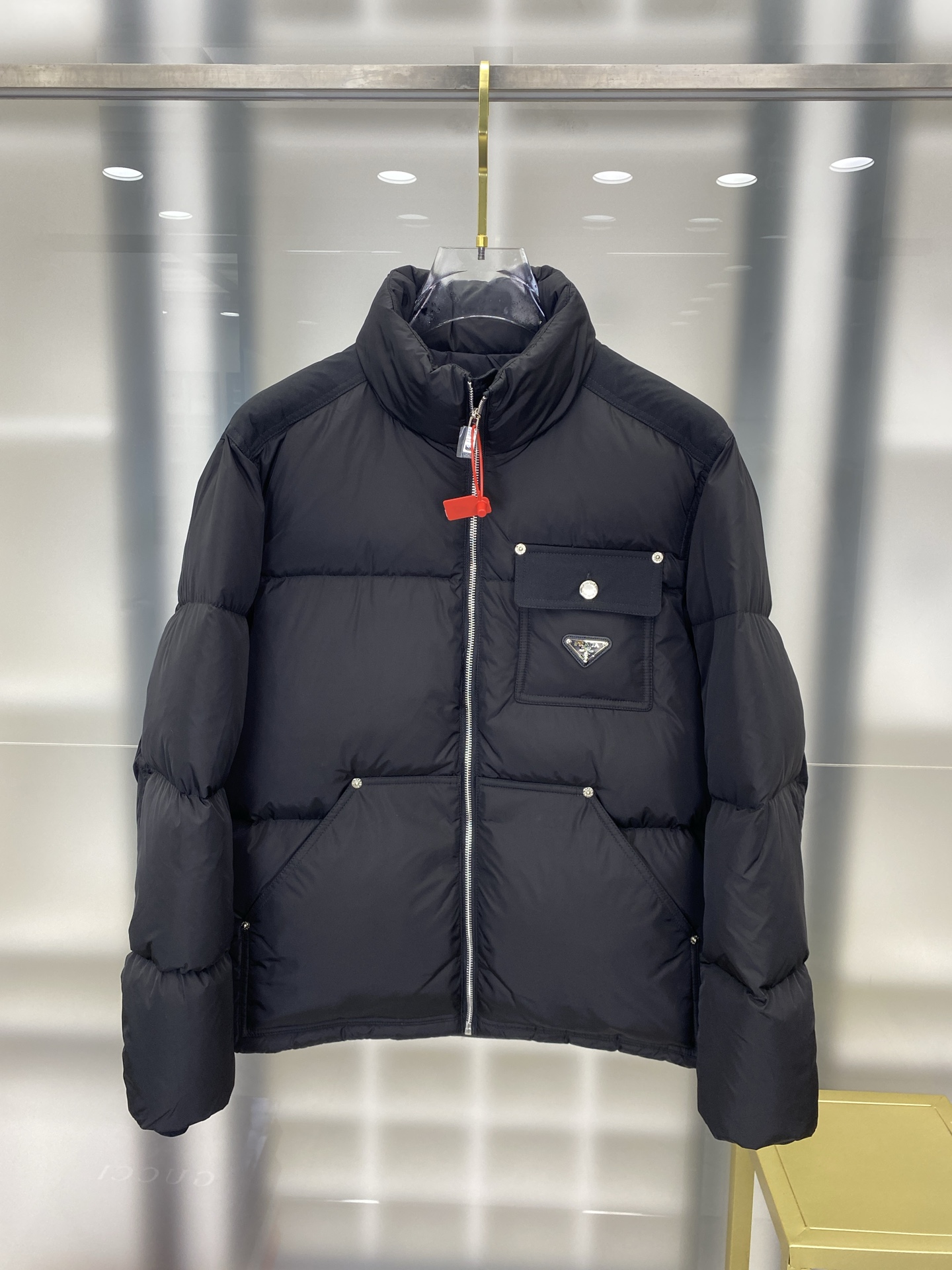 NO:572426,Extra-grade down Prada classic iron label light business down jacket. Filled with 95 European standard gooseneck. The outer fabric is made of three-proof Gore-Tex fabric. Extra-grade goose down filling. Double lock velvet technology. The light business model is all about neatness. Comes standard with original nylon suit storage bag/original hanger/shopping bag/full set of gift boxes. Hang it at home. Product details  This hooded down jacket is made from innovative nylon fabric with a slightly loose silhouette and clean lines. It's lined with goose down and GraPhene for temperature regulation. The iconic Linea Rossa logo embellishes the modern streetwear design. Heavy-weight technical nylon Gore-Tex elastic material is waterproof, moisture-proof and windproof. The interior is made of natural materials for thermal insulation. Slightly loose silhouette Long sleeves   Waxed and taped waterproof zipper closure Waxed zippered side pockets Drawcord hood and hem Stretch windproof cuffs Dropped shoulders Lined and padded with goose down and GraPhene Heat-sealed trim with seams and heat-sealed compartments Latex label Adjustable hood Waxed front zippered cross pockets Internal waxed zippered straight pockets Classic triangle badge Size: 48-56 FFF7,, prada,jackets &  coats,down jacket,business suit,hats,alexander wang19860909特级羽绒Prada经典铁标轻商务羽绒外套.采用95欧规鹅颈绒填充.外面料采用三防Gore-Tex面料. 特级鹅绒填充.双重锁绒工艺.轻商务款玩的就是工整度.标配原版尼龙西装收纳袋/原厂衣架/购物袋/全套礼盒.挂装到家 产品详情 这款兜帽式羽绒外套采用创新尼龙织物打造,微宽松廓形和简约线条.鹅绒和GraPhene石墨烯加衬具有温度调节性能.标志性的Linea Rossa徽标装点充满现代感的街头风着装设计. 重量重磅 科技尼龙Gore-Tex 弹性材质,具备防水、防潮、防风性能.内面采用天然材质打造,起到隔热保温作用 微宽松轮廓版型 长袖 涂蜡压胶防水拉链拉合 涂蜡拉链式侧面口袋 束绳兜帽和下摆 弹力防风袖口 落肩设计 带衬里并配鹅绒和GraPhene石墨烯加衬 热封饰带接缝和热封分格 乳胶标签 可调式兜帽 正面涂蜡拉链式横袋 内侧涂蜡拉链式直袋 经典三角徽章 Size : 48-56 FFF7,,prada,jackets & coats,down jacket,business suit,hats,alexander wang,Men's clothing