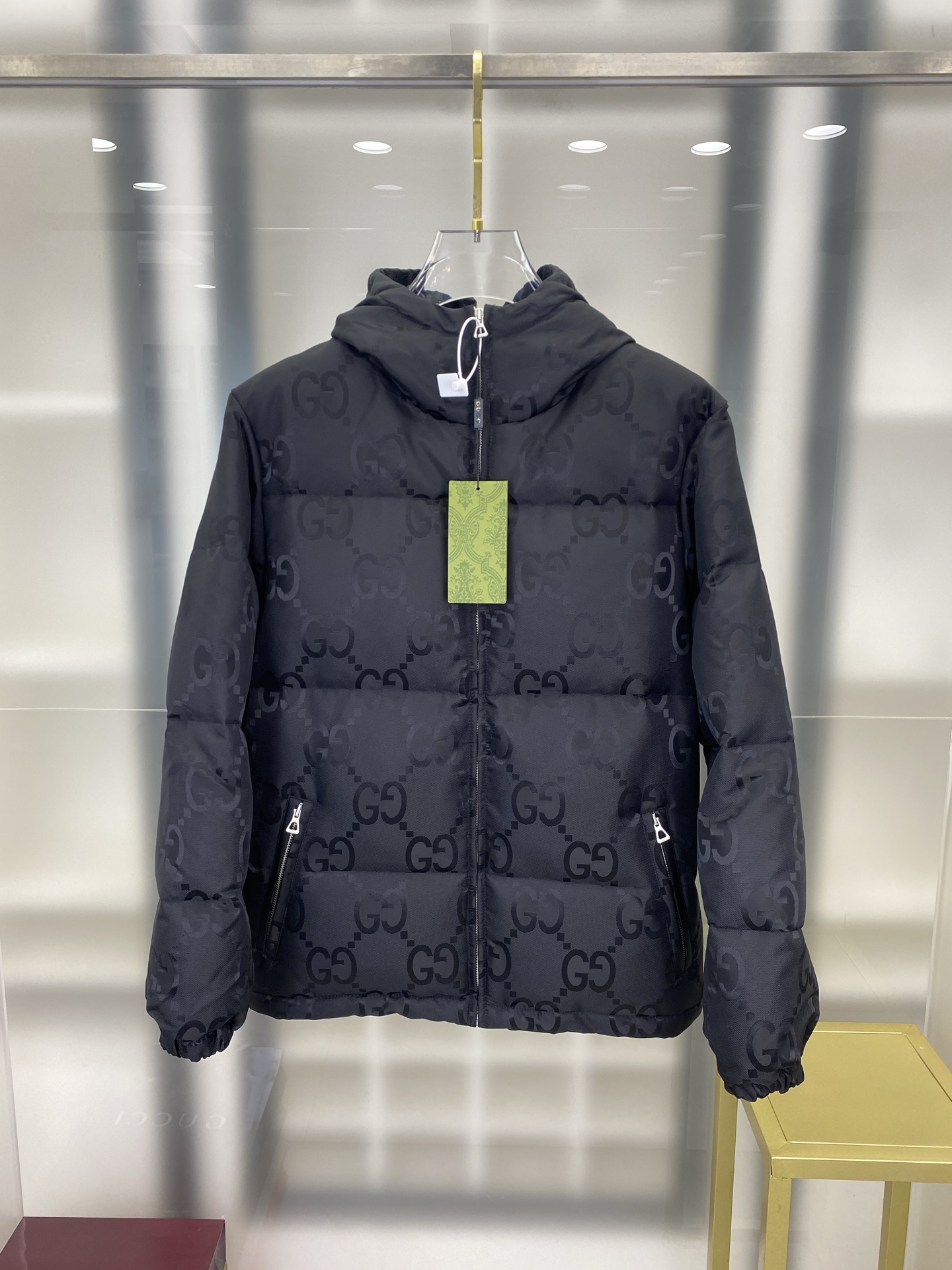 NO:572447,Gucci/Gucci Down Jacket Fashionable Double G Contrast Color Splicing Web Down Jacket Double G Full Logo Hooded Down Jacket This zippered down jacket is one of the newly launched accessories and ready-to-wear series. Regenerated nylon is made of recycled sewing threads and accessories, with the brand's iconic GG pattern elements. The fabric is full of luster, and the perfect hardware is developed from the original version. It is really a rare treasure. Filled with 90 white duck down, which will keep you warm this winter. Same style for men and women. Detachable hood collar  Color Black Size 42 44 46 48 50 FFF7,,gucci,gucci,down jacket,hats,alexander wang19860909Gucci/古驰 羽绒服时尚双G撞色拼接织带羽绒服 双G满LOGO连帽羽绒服 这款拉链羽绒服是焕新推出的配饰和成衣系列中的一款 再生尼龙由可回收利用的缝纫线和辅料制成,品牌标志性的GG图案元素.面料光泽感十足,完美五金原版开发,真的是不可多得的珍品 填充90白鸭绒,这个冬天给足你温暖.男女同款 可拆卸帽领 颜色黑色 尺码 42 44 46 48 50 FFF7,,gucci,gucci,down jacket,hats,alexander wang,Men's clothing