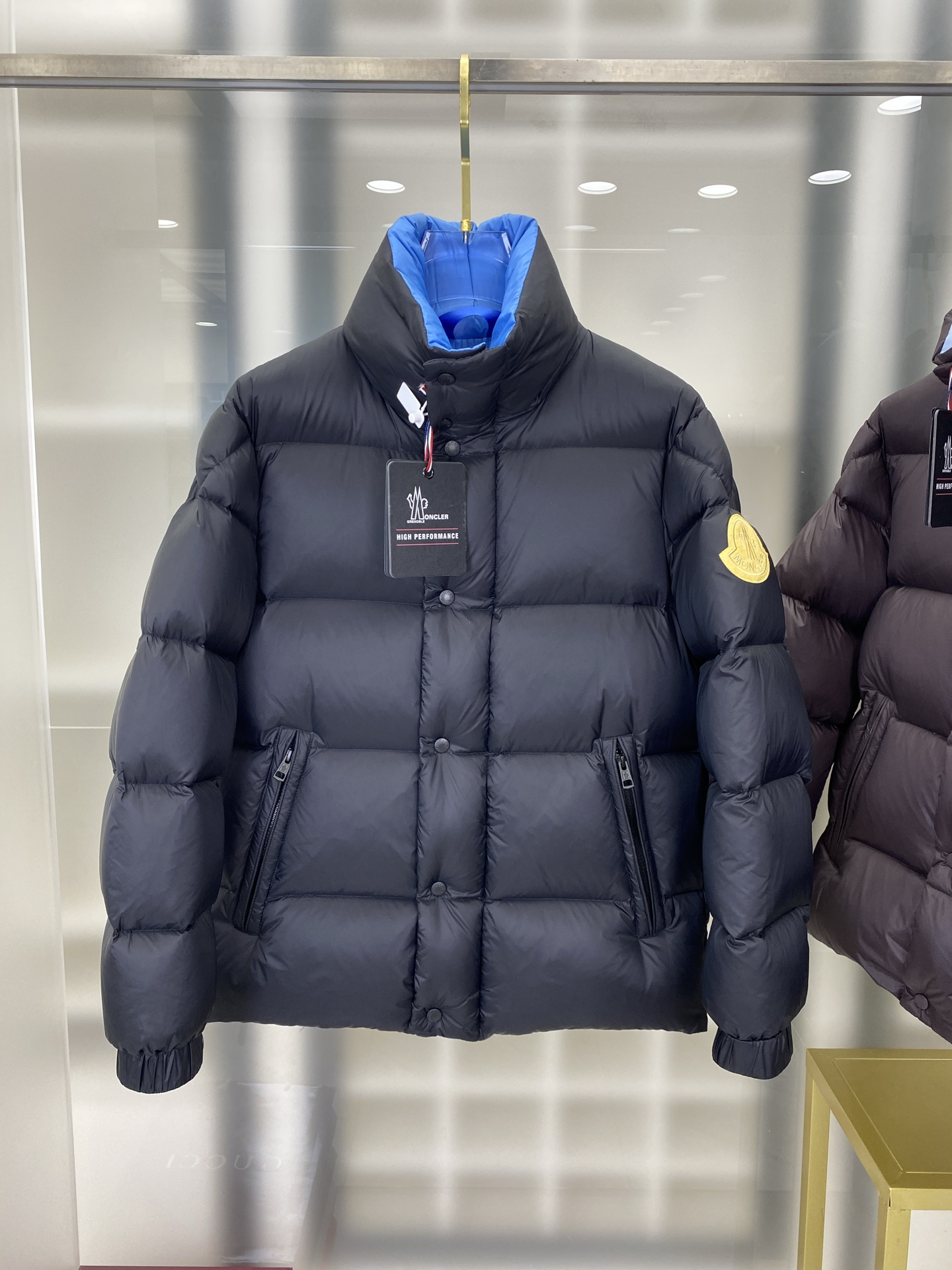 NO:548754,Down Jacket - Super-grade down Moncler Dervox (Blue Fatty) Short men's down jacket jacket Dervox men's short down jacket is pop-up tones, demonstrating the vitality of the series. (95 European gooseneck down jacket is filled with extreme fullness. 850+ fluffy. The tag barcode number corresponds to the official website. The tag is built-in NFC electronic sensing anti-counterfeiting) Dervox down jacket is made of light nylon laqué fabric, comfortable and warm without showing heavyness. This short down jacket is equipped with an internal shoulder strap. The jacket can be carried as a backpack when it is heated up, suitable for wearing in cities or mountains. It is pop-up tones and decorated with a conscious patch. Details Made of light nylon laqué fabric Light nylon laqué lining Filled down Stand collar  Zipper and snap closure Zipper pocket Adjustable shoulder straps Elastic cuffs and hem Felt logo patch Size: 1-5. FFF7,,backpacks,jackets & coats,jackets & coats,down jacket,alexander wang19860909羽绒服- 特级羽绒Moncler Dervox（蓝胖子）短款男士羽绒服夹克外套Dervox男士短款羽绒夹克采用波普色调,彰显系列的朝气活力. (95欧规鹅颈绒填充.填充极致饱满.850+蓬松度.吊牌条码款号对应官网一致.吊牌内置NFC电子感应防伪) Dervox羽绒夹克采用轻盈nylon laqué面料制成,舒适保暖而不显厚重.这款短款羽绒服配有内部肩带,在升温时可以将夹克作为背包携带,适合在都市或高山穿着.采用波普色调,饰有醒目标识贴片. 详情 采用轻盈nylon laqué面料制成 轻盈nylon laqué衬里 填充羽绒 立领 拉链和按扣开合 拉链口袋 可调节肩带 弹性袖口和下摆 毛毡标识贴片 Size: 1-5. FFF7,,backpacks,jackets & coats,jackets & coats,down jacket,alexander wang,Men's clothing