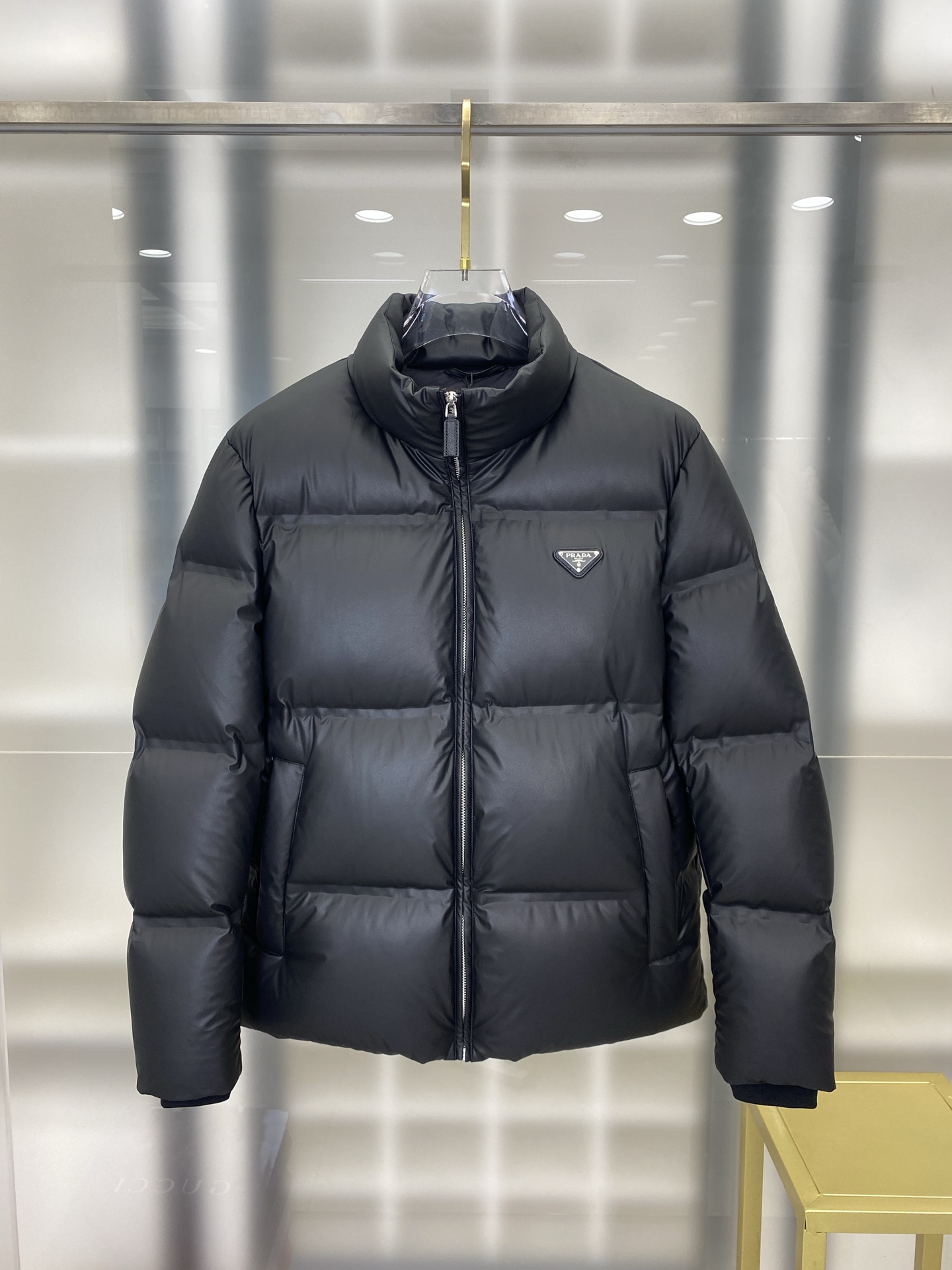 NO:548757,Down jacket - , high-version - New down PRADA Black Technology Pressed Down Jacket (high-version of pressed glue) New winter clothing products, high-end customization!  A favorite series of light-climate business, minimalist style feather 90 goose down jacket, the fabric is comfortable and stylish!  The upper body is super stylish and handsome, and the style is three-dimensionally cut. The whole piece is warm and has good rebound strength. The upper body is warm and stylish without feeling heavy. It is very practical and does not look bloated. It can prevent the invasion of cold wind!  High-quality first choice!  Size: 48-56 FFF7,,prada,prada,jackets & coats,down jacket,alexander wang19860909羽绒服- ,高版本-羽绒上新 PRADA 普拉达黑科技压胶羽绒外套(压胶高版本) 冬装新品,高端定制！轻熟商务最爱系列,极简主义风格羽90鹅绒羽绒服 面料舒适有型！上身超级有型的帅气,版型是立体裁剪的设计 整件保暖度高,回弹力好 上身保暖有型 又不会有负重感 实穿性非常强 不显臃肿 可以很好的防止寒风侵袭！高品质首选！尺码:48-56 FFF7,,prada,prada,jackets & coats,down jacket,alexander wang,Men's clothing