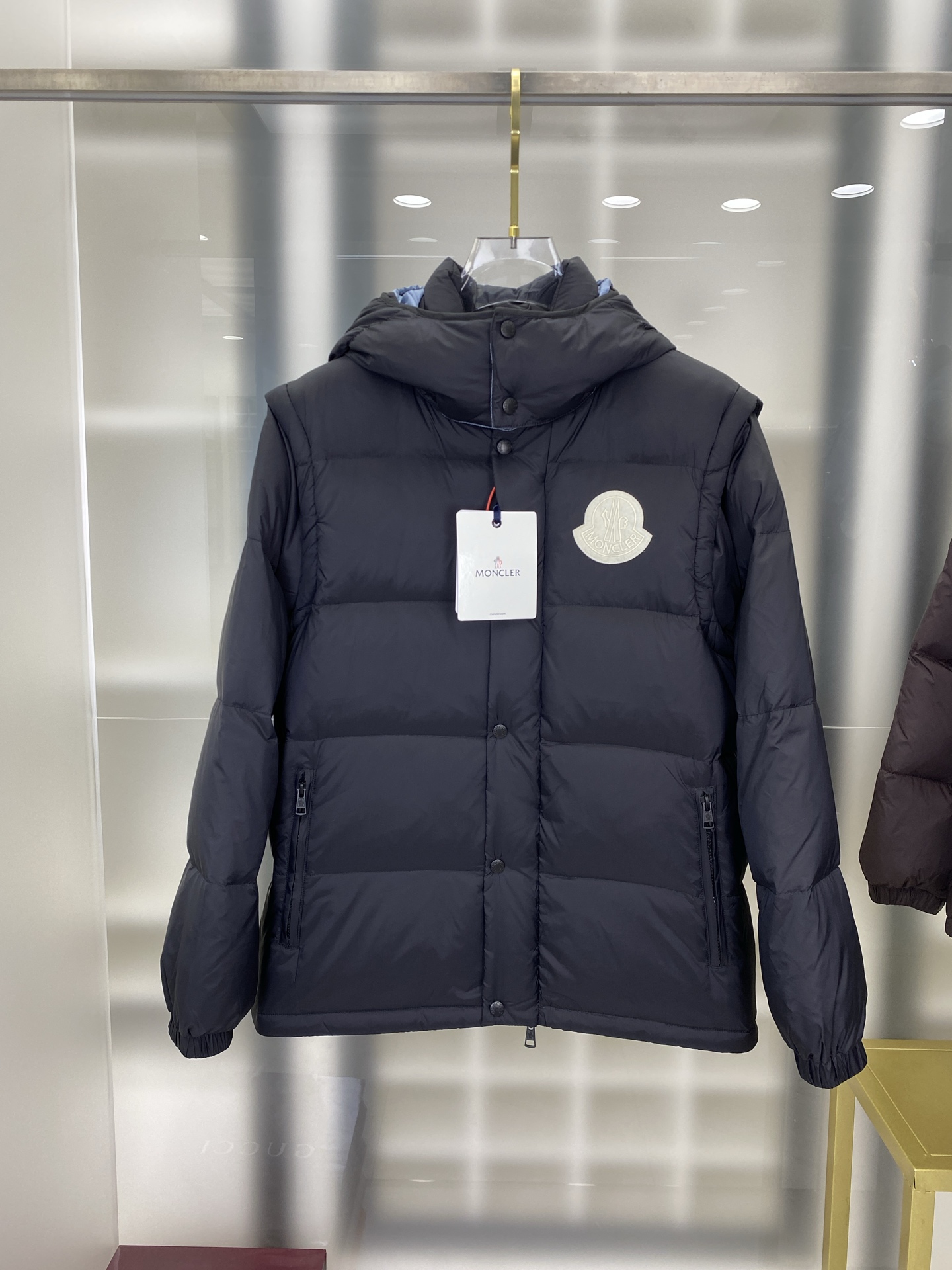 NO:548786,Down jacket - Moncler Sleeve Removable Down Jacket 2025 Latest Fashion Designer Down Jacket. Details show the craftsmanship and sufficient high-level structural tailoring design changes to show the diverse image changes of men, slim and neat, tailoring, meeting the popular multi-layered outfits nowadays, versatile styles of life. Number of 12345 FFF7,,jackets & coats,down jacket,alexander wang19860909羽绒服- Moncler 袖子可脱卸羽绒服2025最新款时尚设计师款羽绒外套.处处细节显工艺足够的高级结构性剪裁的设计改变来展现男士多样的形象变化,修身利落、剪裁合体,满足时下正流行的多层次穿搭,生活百搭款式 码数12345 FFF7,,jackets & coats,down jacket,alexander wang,Men's clothing