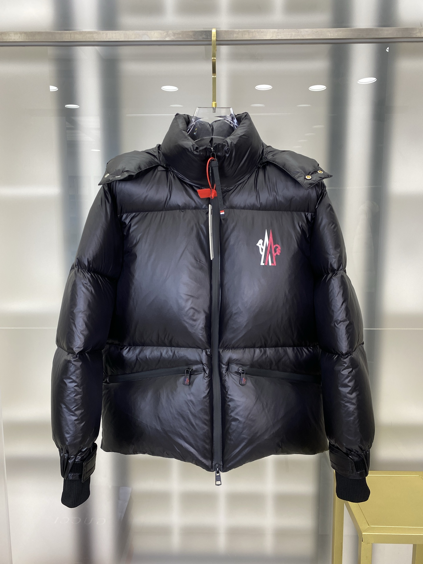 NO:548758,Down Jacket - Superior Down Moncler Grenoble Series Fellberg Hooded Down Ski Jacket Jacket. Original Purchase and Development. Goosevelt Filling. Original Replacement Fabric Original Hardware. Double Pressure Process. Standard full counter gift box packaging. (Original Machine Box, Original Shopping Bag, Original Dust Grass, Original Clothes Hanger, Original Thanks Card, Original Ribbon, Upgraded Original Oversized Magnetic Gift Box.) Fellberg Down Jacket is designed for vacation skiing and outdoor activities. It is made of four-sided nylon fabric to provide you with a free and easy wearing experience. This down-filled jacket strengthens insulation on both sides and underarms, while the inner lining provides wind protection. Functional zippers keep you comfortable and dry on sloped ski slopes. Product details  Designed for vacation skiing and outdoor activities, Fellberg down jacket is made of four-sided stretch nylon fabric for a free and easy wearing experience. This down-filled jacket strengthens insulation on both sides and underarms, while the inner lining provides wind-repellent protection. Functional zippers keep you comfortable and dry on slopes. Details Made of double-layer four-way elastic nylon Fabric Fine tear-resistant functional fabric lining Filled down Side and underarms Primaloft Gold Insulation Active Insulation Material Adjustable Hood Adhesive Glued Square Blocks YKK AquaGuard Functional Zipper Close YKK AquaGuard Functional Zipper External Pocket Internal Electronics Pocket Ski Pass Pocket Internal Snow-repellent Lining Elastic Jersey Cuffs Adjustable drawstring hem  Laser cutting logo Size1-5 Black FFF7,,jackets & coats,jackets & coats,down jacket,hats,alexander wang19860909羽绒服-特级羽绒Moncler Grenoble系列Fellberg连帽羽绒滑雪夹克外套.原版购入开发.鹅绒填充.原厂替换面料原厂配套五金.双重压胶工艺. 标配全套柜台礼盒包装.（原版机盒,原版购物袋,原版防尘草,原版衣架,原版感谢卡,原版丝带,升级原版超大磁吸礼盒.） Fellberg羽绒夹克专为度假滑雪和户外活动设计,由四面弹尼龙面料制成,可为您提供活动自如的穿着体验.这款羽绒填充夹克在两侧和腋下加强了保温措施,而内部衬里则提供拒风保护.功能性拉链令您在斜坡雪道上保持舒适和干爽. 商品详情 Fellberg羽绒夹克专为度假滑雪和户外活动设计,由四面弹尼龙面料制成,可为您提供活动自如的穿着体验.这款羽绒填充夹克在两侧和腋下加强了保温措施,而内部衬里则提供拒风保护.功能性拉链令您在斜坡雪道上保持舒适和干爽. 细节 采用双层四向弹性尼龙面料制成 细密抗撕裂功能性面料衬里 填充羽绒 侧面和腋下采用Primaloft Gold Insulation Active 保温材料 可调节兜帽 粘合方格块 YKK AquaGuard功能性拉链开合 YKK AquaGuard功能性拉链外部口袋 内部电子设备口袋 滑雪通行证口袋 内部拒雪衬 弹性平纹针织袖口 可调节抽绳下摆 激光切割标识 Size1-5 黑色 FFF7,,jackets & coats,jackets & coats,down jacket,hats,alexander wang,Men's clothing